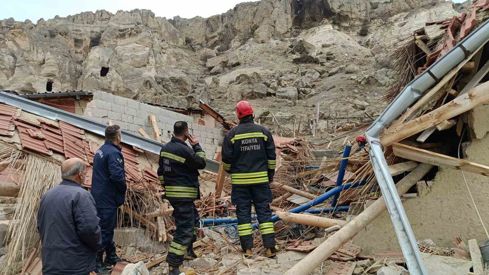 Dağlık alandan kopan kaya parçası ahırın üzerine düştü
