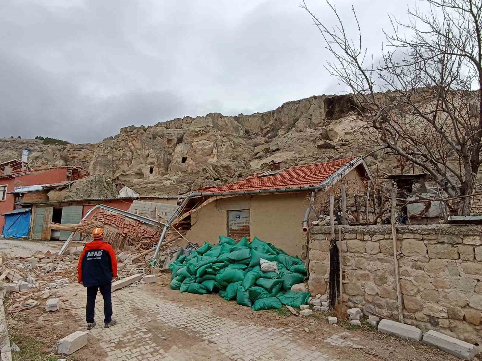 Dağlık alandan kopan kaya parçası ahırın üzerine düştü
