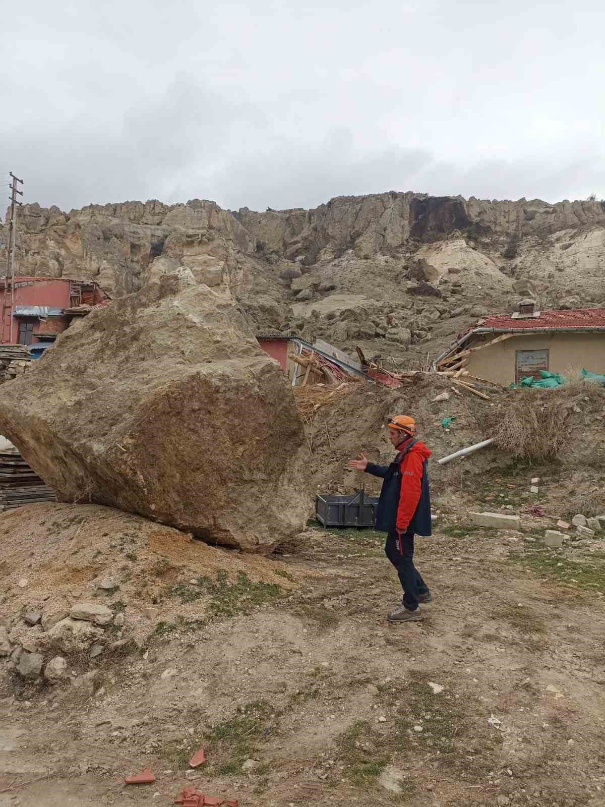 Dağlık alandan kopan kaya parçası ahırın üzerine düştü
