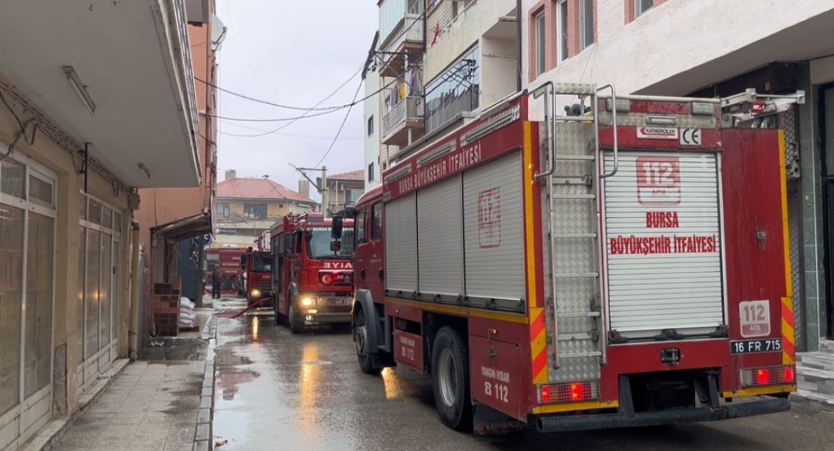 3 katlı binanın çatısı alev alev yandı
