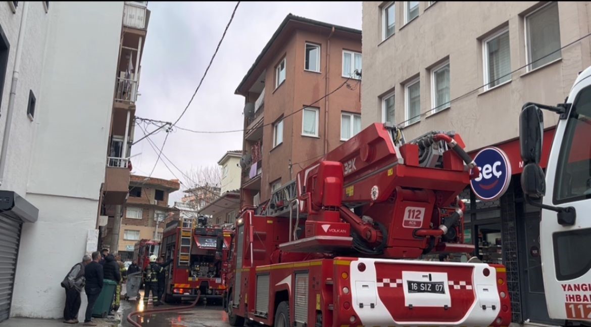 3 katlı binanın çatısı alev alev yandı
