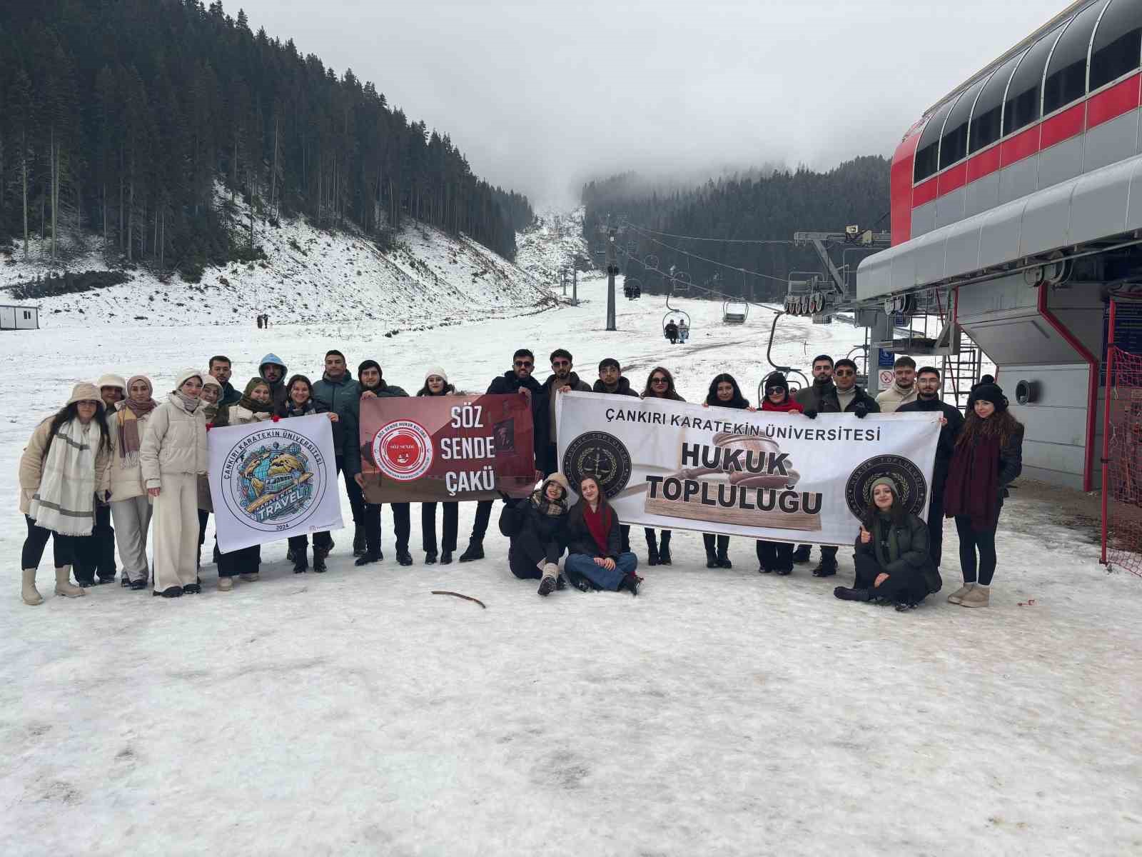 Üniversite öğrenileri Ilgaz Dağı’nda karın tadını çıkardı
