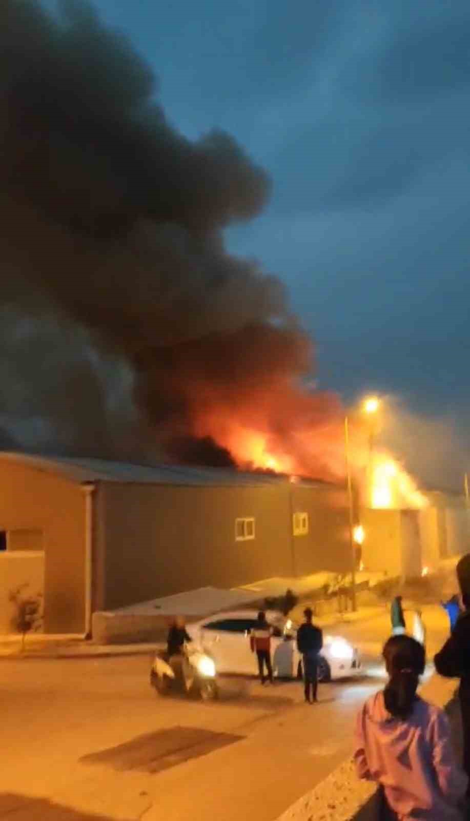 Hatay’da mobilya fabrikası alevlere teslim oldu
