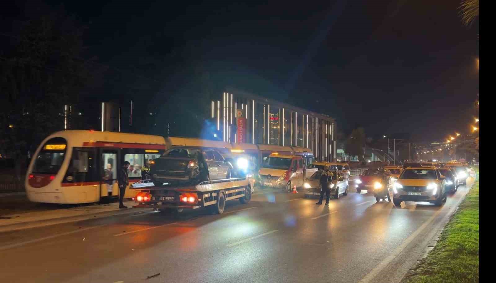 Samsun’da çarpışan iki otomobilden biri tramvay yoluna daldı: 1 yaralı
