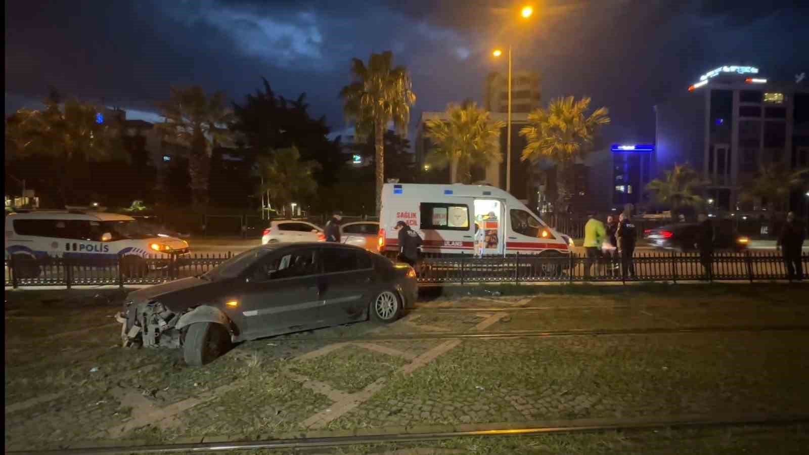 Samsun’da çarpışan iki otomobilden biri tramvay yoluna daldı: 1 yaralı
