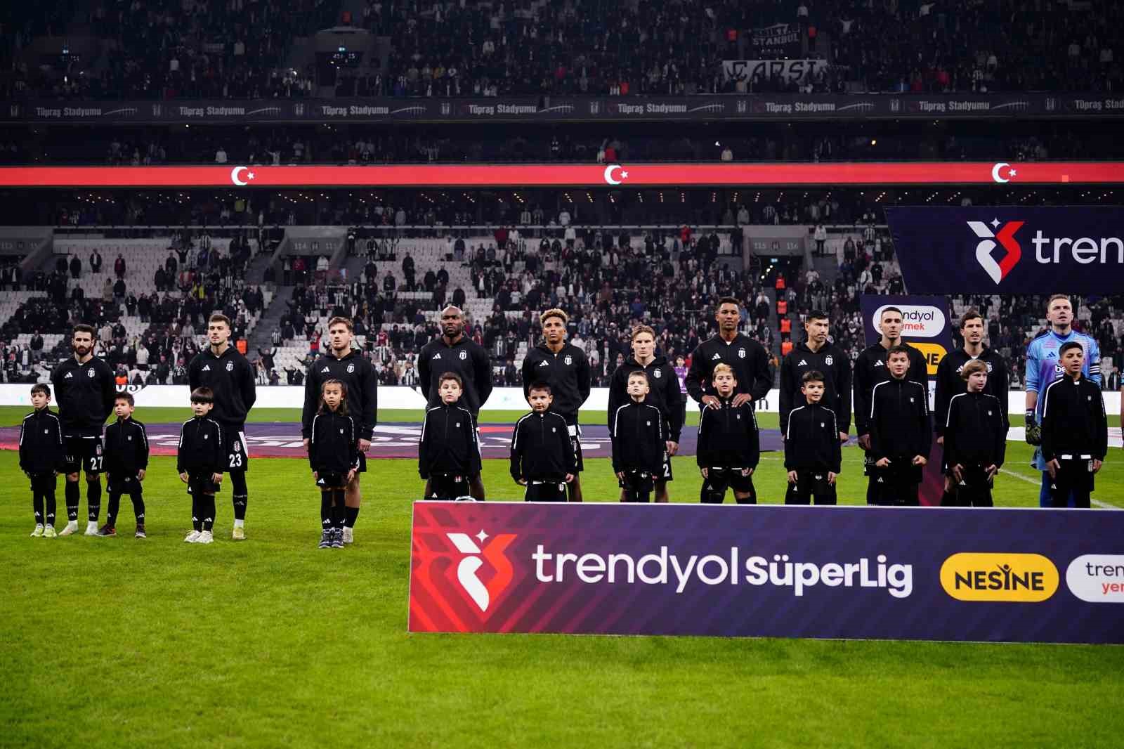 Trendyol Süper Lig: Beşiktaş: 1 - Corendon Alanyaspor: 1 (Maç devam ediyor)
