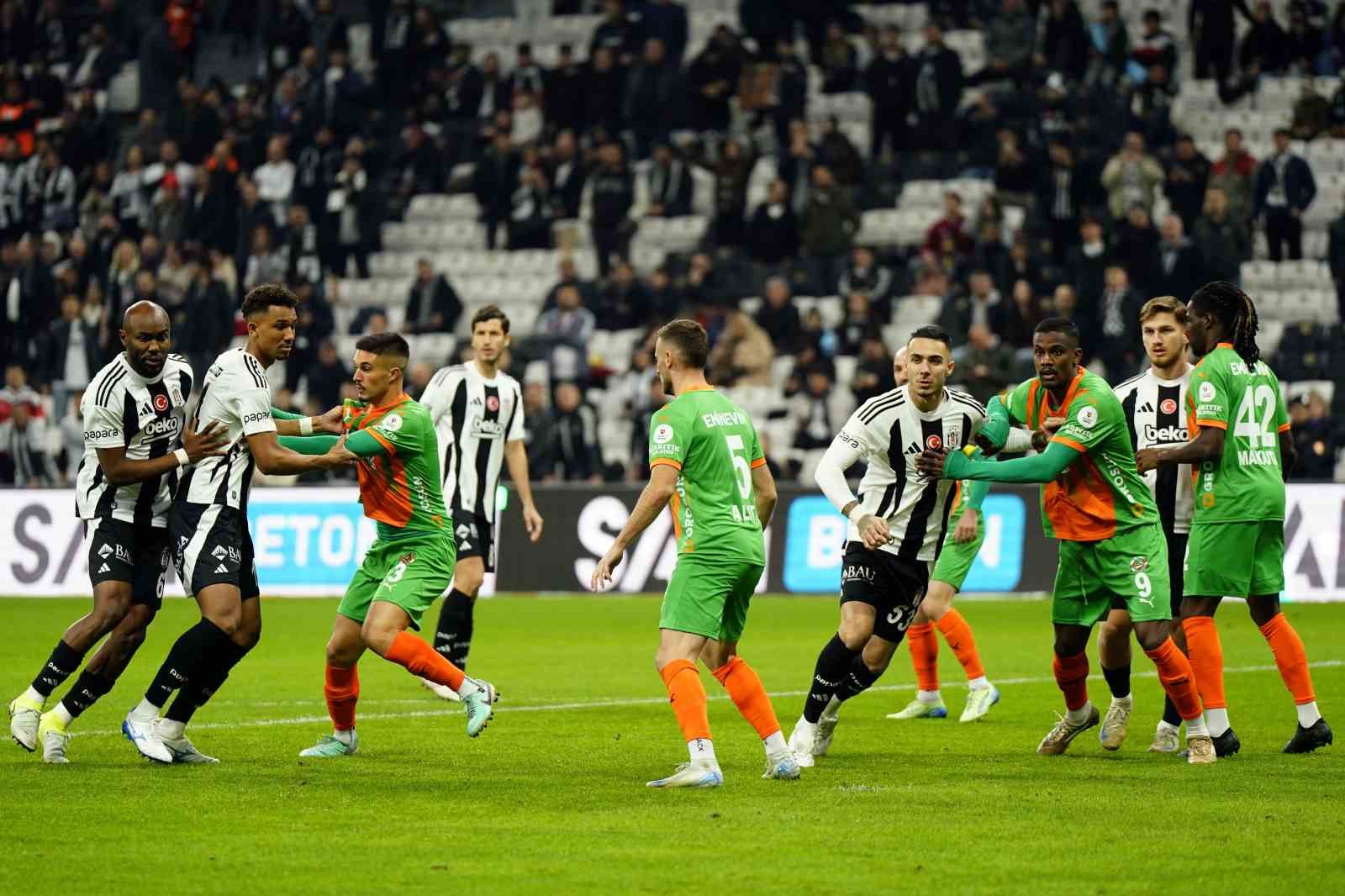 Trendyol Süper Lig: Beşiktaş: 1 - Corendon Alanyaspor: 1 (Maç devam ediyor)
