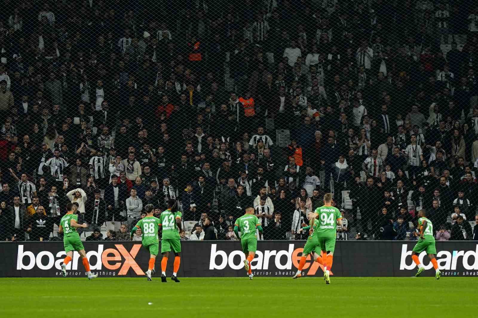 Trendyol Süper Lig: Beşiktaş: 1 - Corendon Alanyaspor: 1 (Maç devam ediyor)
