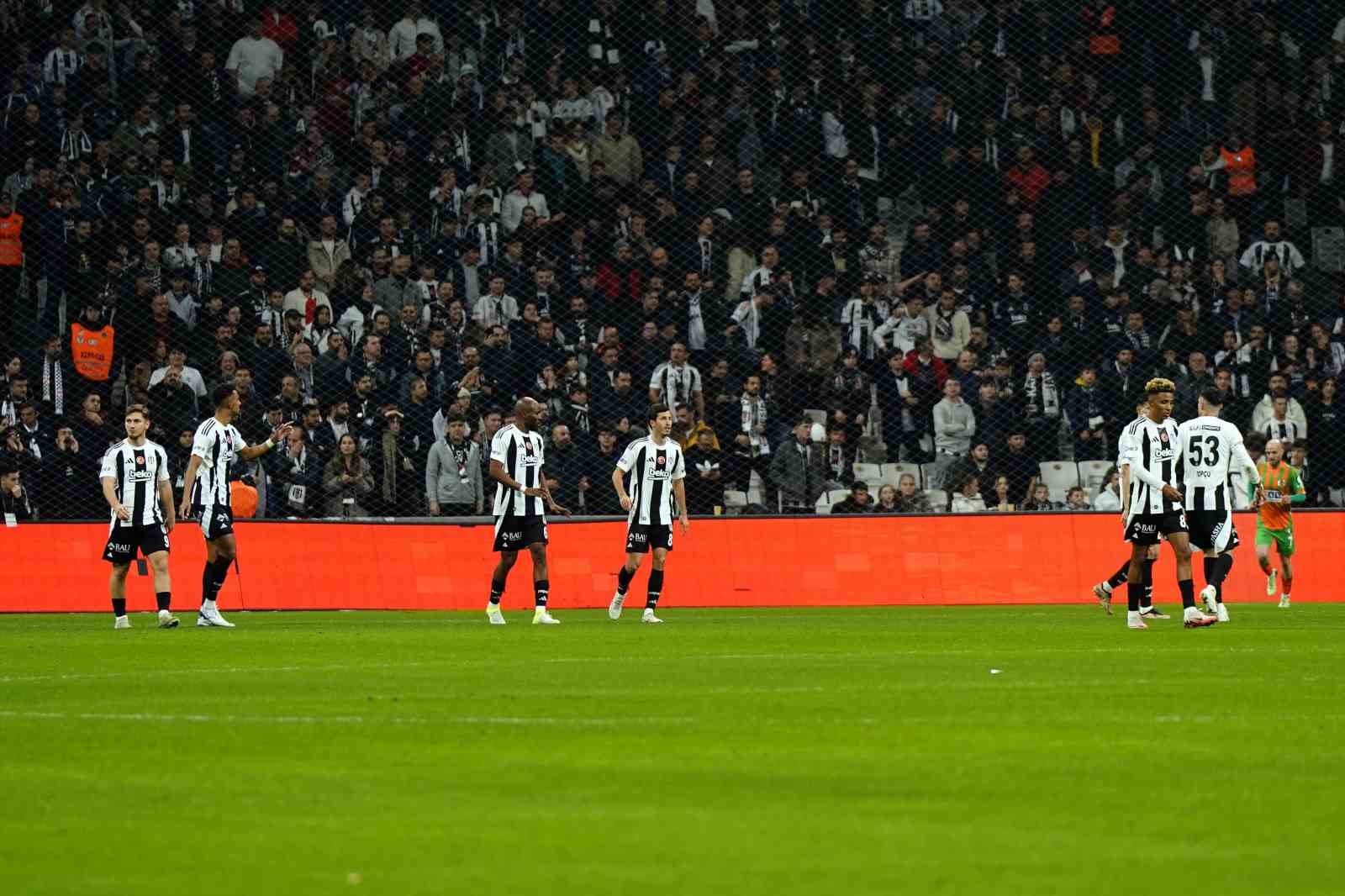 Trendyol Süper Lig: Beşiktaş: 1 - Corendon Alanyaspor: 1 (Maç devam ediyor)
