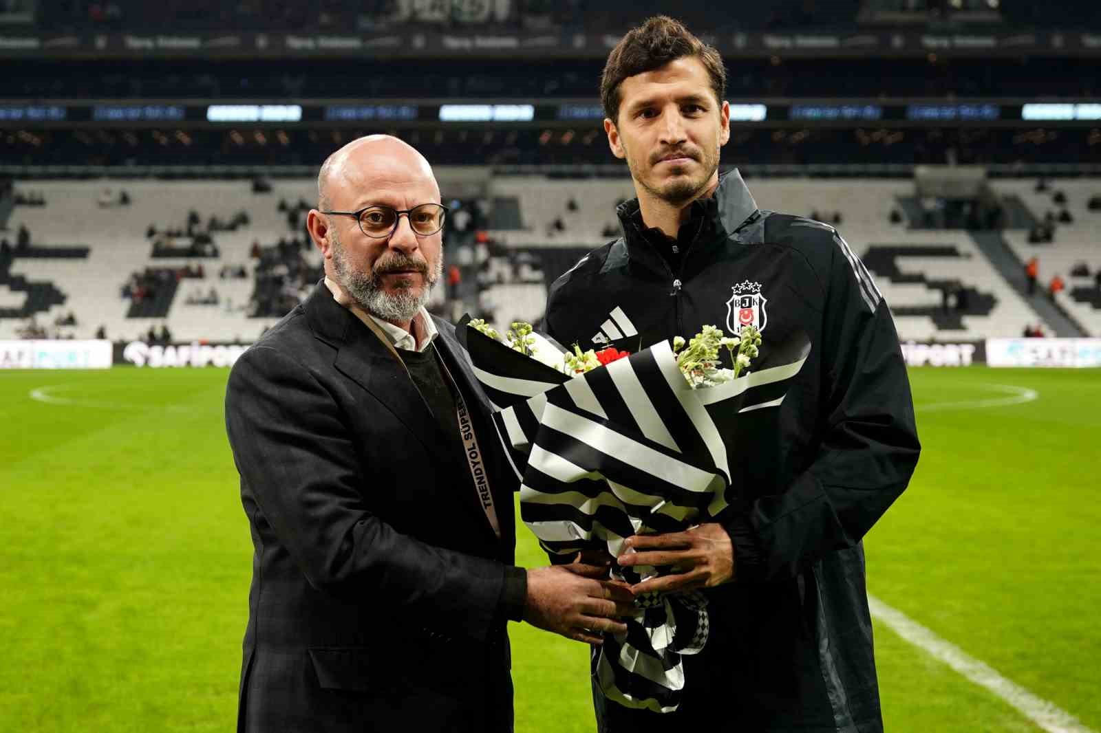 Trendyol Süper Lig: Beşiktaş: 1 - Corendon Alanyaspor: 1 (Maç devam ediyor)
