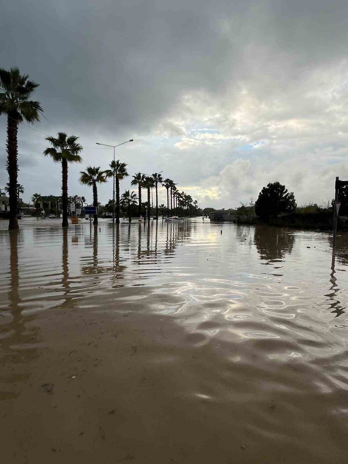 Manavgat’taki su baskınlarında mahsur kalan vatandaşlar botla kurtarıldı
