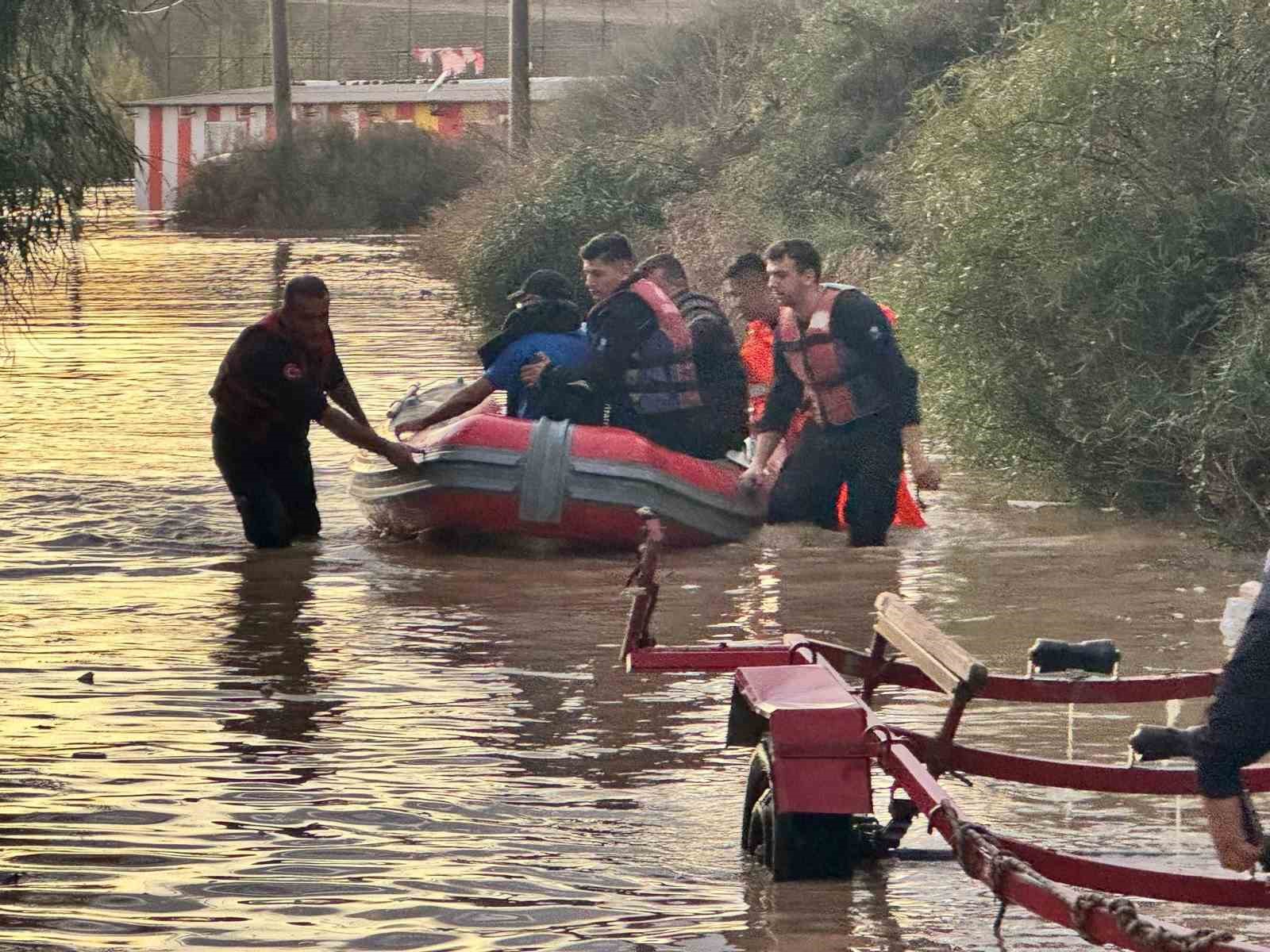 Manavgat’taki su baskınlarında mahsur kalan vatandaşlar botla kurtarıldı
