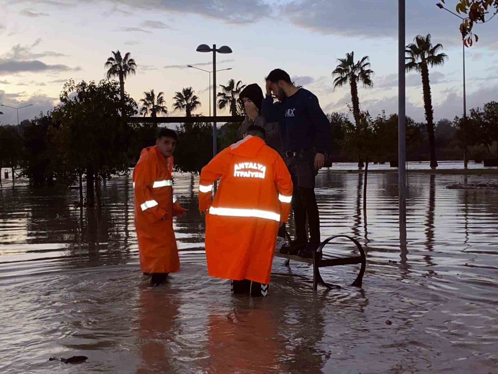 Manavgat’taki su baskınlarında mahsur kalan vatandaşlar botla kurtarıldı
