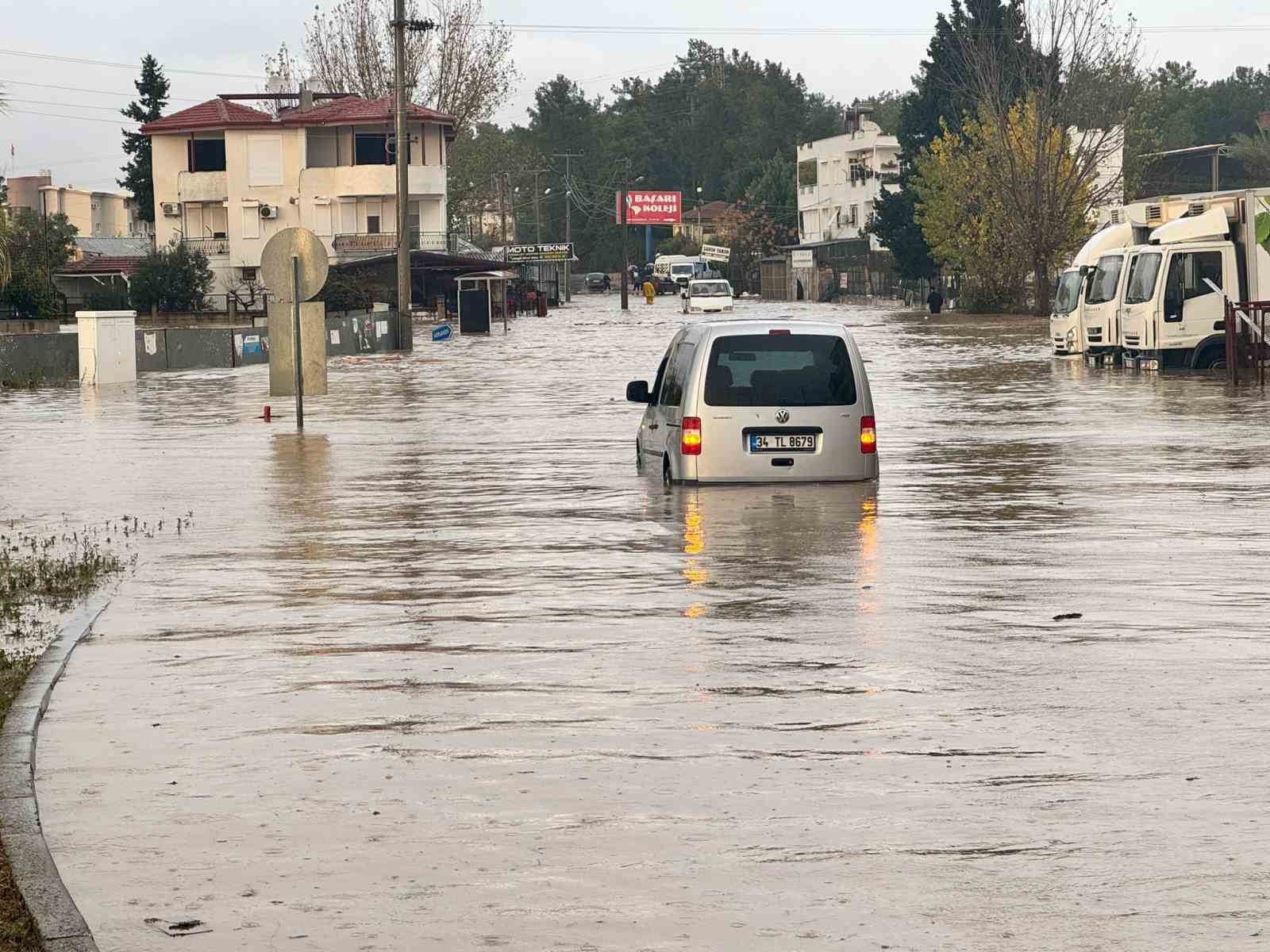 Manavgat’taki su baskınlarında mahsur kalan vatandaşlar botla kurtarıldı
