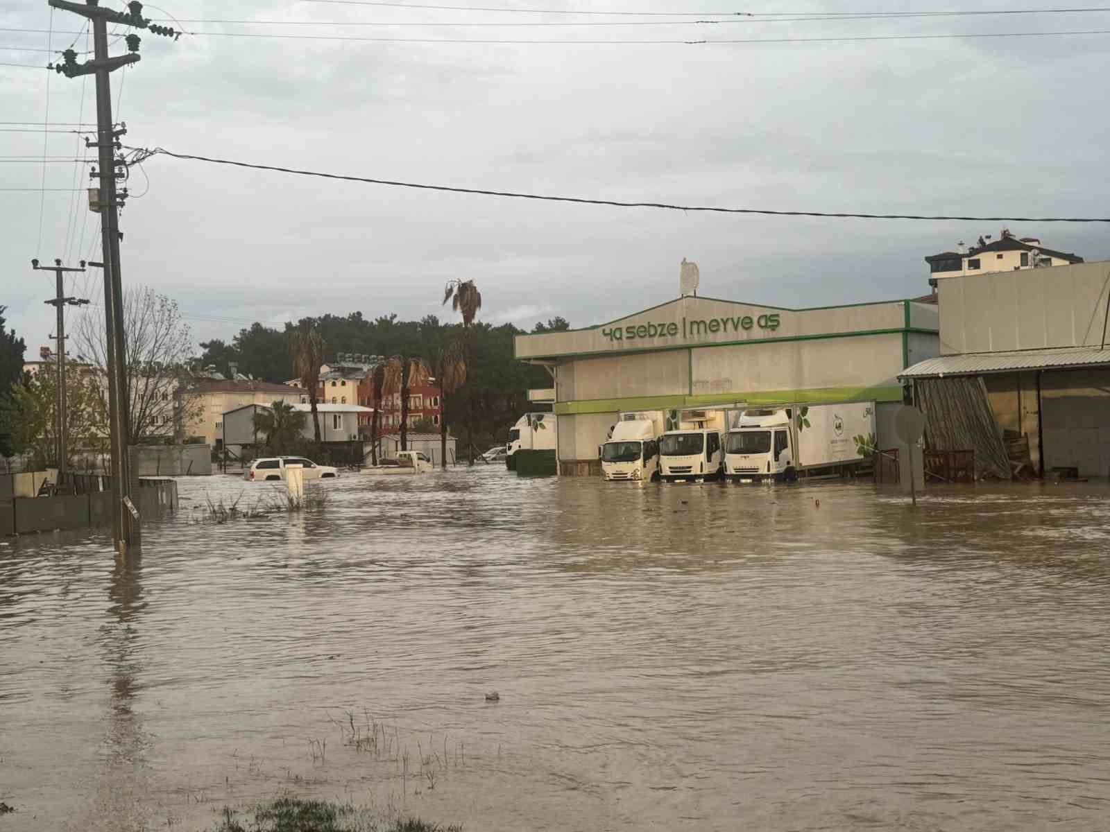 Manavgat’taki su baskınlarında mahsur kalan vatandaşlar botla kurtarıldı
