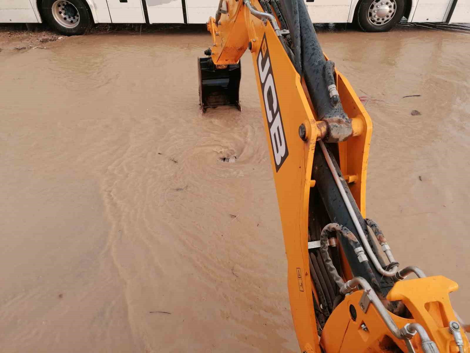 Manavgat’taki su baskınlarında mahsur kalan vatandaşlar botla kurtarıldı
