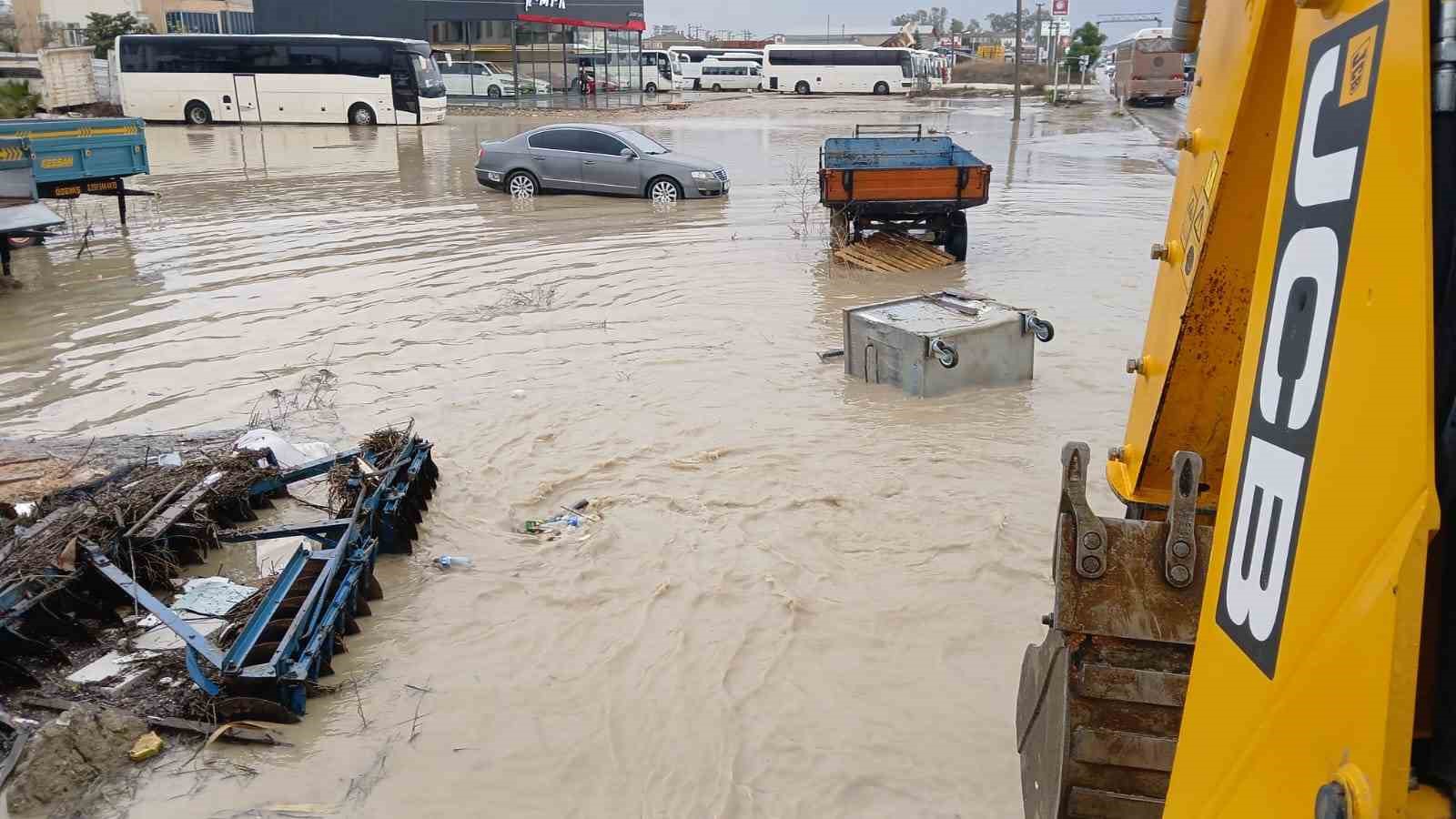 Manavgat’taki su baskınlarında mahsur kalan vatandaşlar botla kurtarıldı
