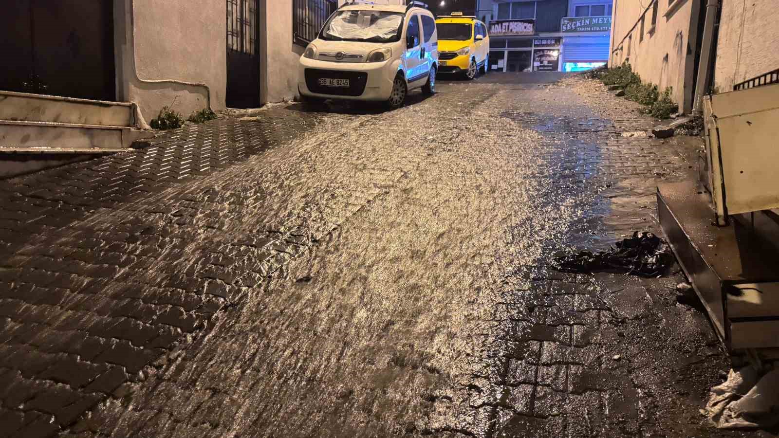 Kuşadası’nda sağanak yağış etkili oldu
