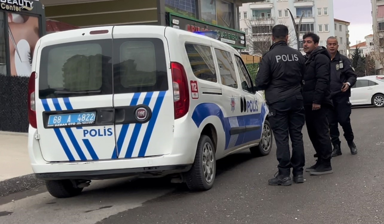 Gözaltına alınmak istenen şahıs, “Beni döv” diye polis memuruna yalvardı
