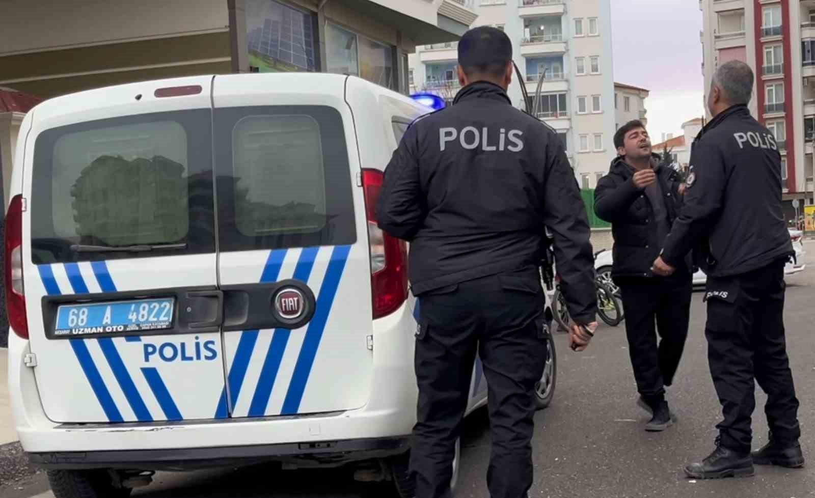 Gözaltına alınmak istenen şahıs, “Beni döv” diye polis memuruna yalvardı
