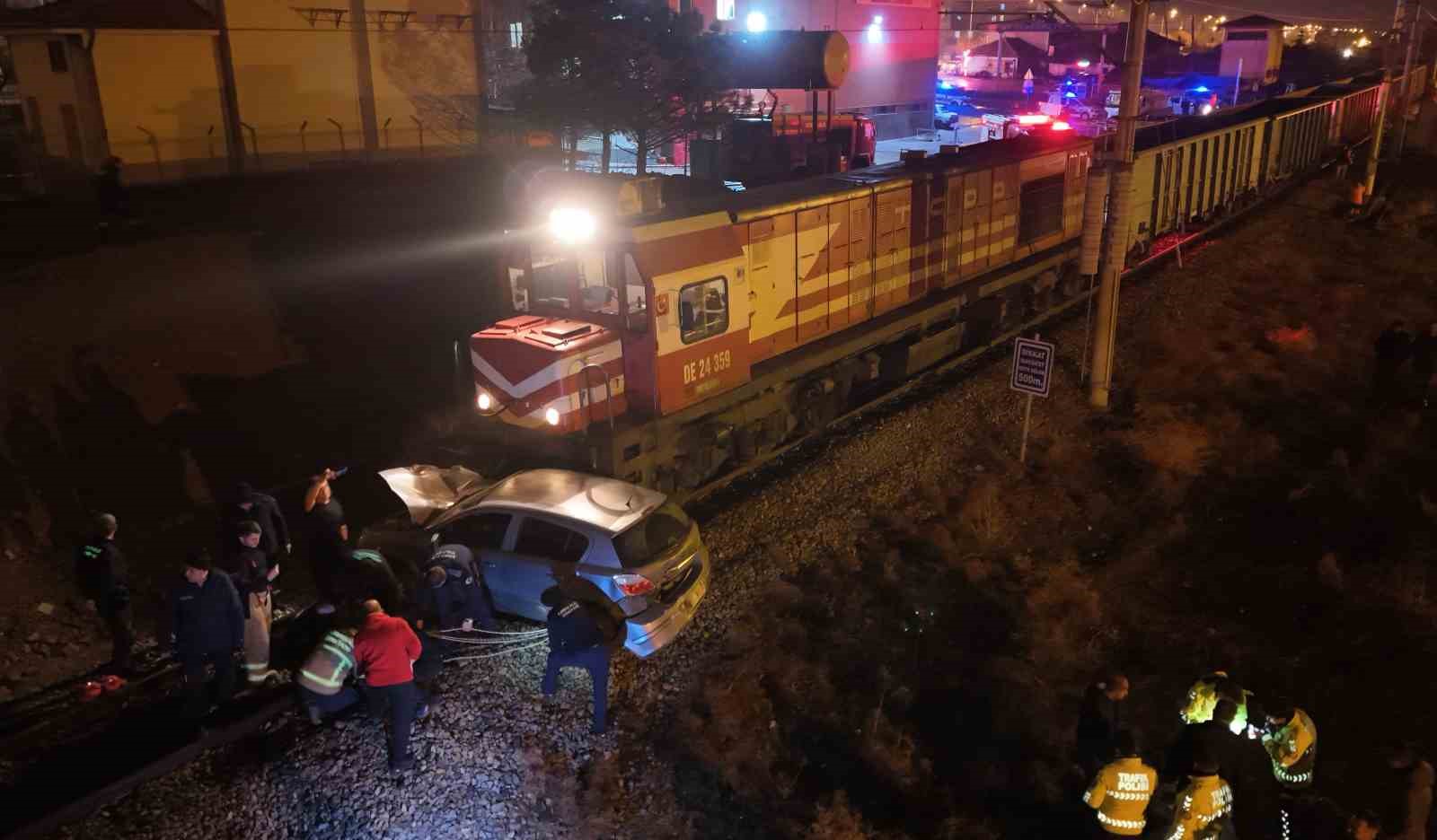 Yük treninin metrelerce sürüklediği otomobil hurdaya döndü: Sürücü canını son anda kurtardı
