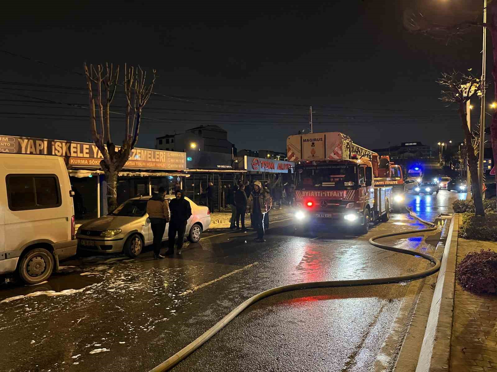 Arnavutköy’de korkutan iş yeri yangını: Alevler kameraya anbean yansıdı
