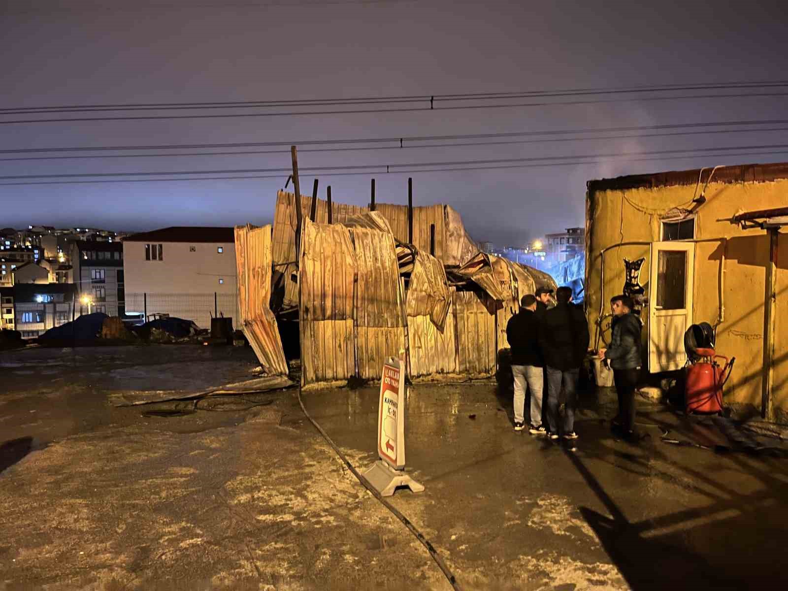 Arnavutköy’de korkutan iş yeri yangını: Alevler kameraya anbean yansıdı
