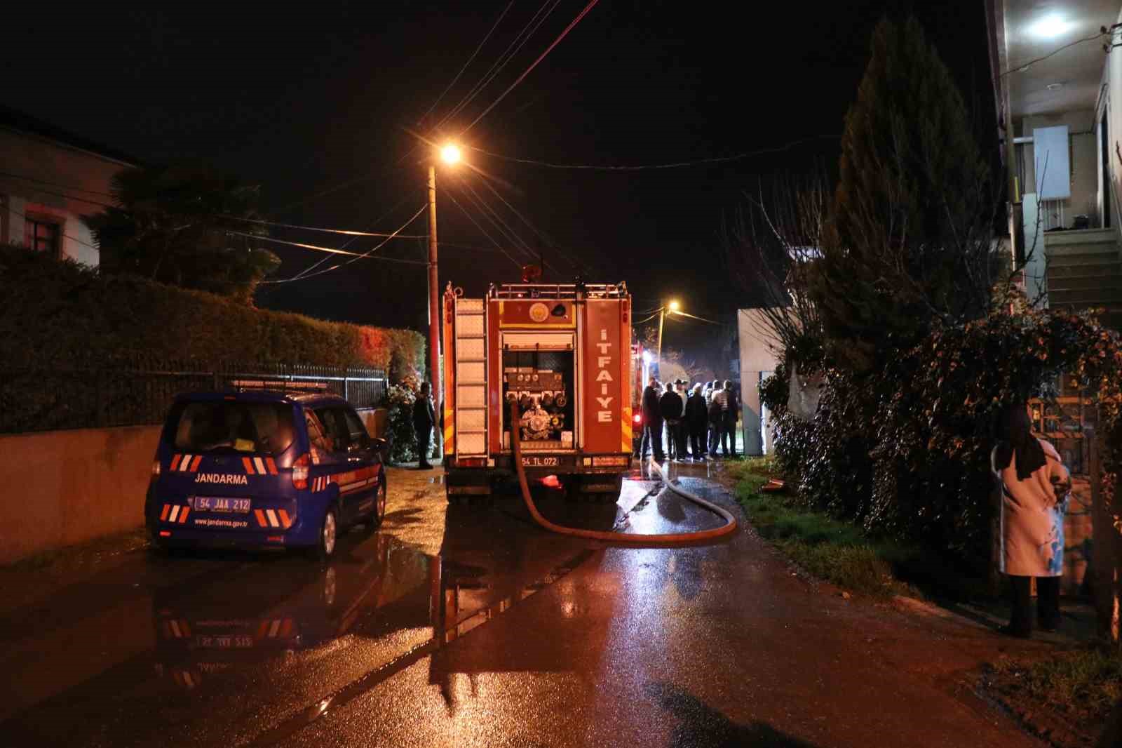 Evin garajındaki iki araç alevlere teslim oldu, bir kişi dumandan etkilendi
