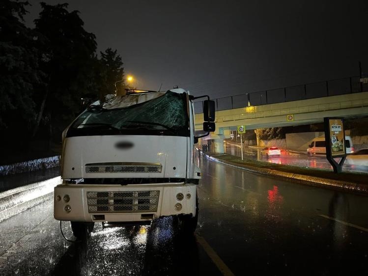 Bakırköy’de aynı üst geçitte yine kaza: Tır dorsesindeki çekici üst geçide böyle çarptı
