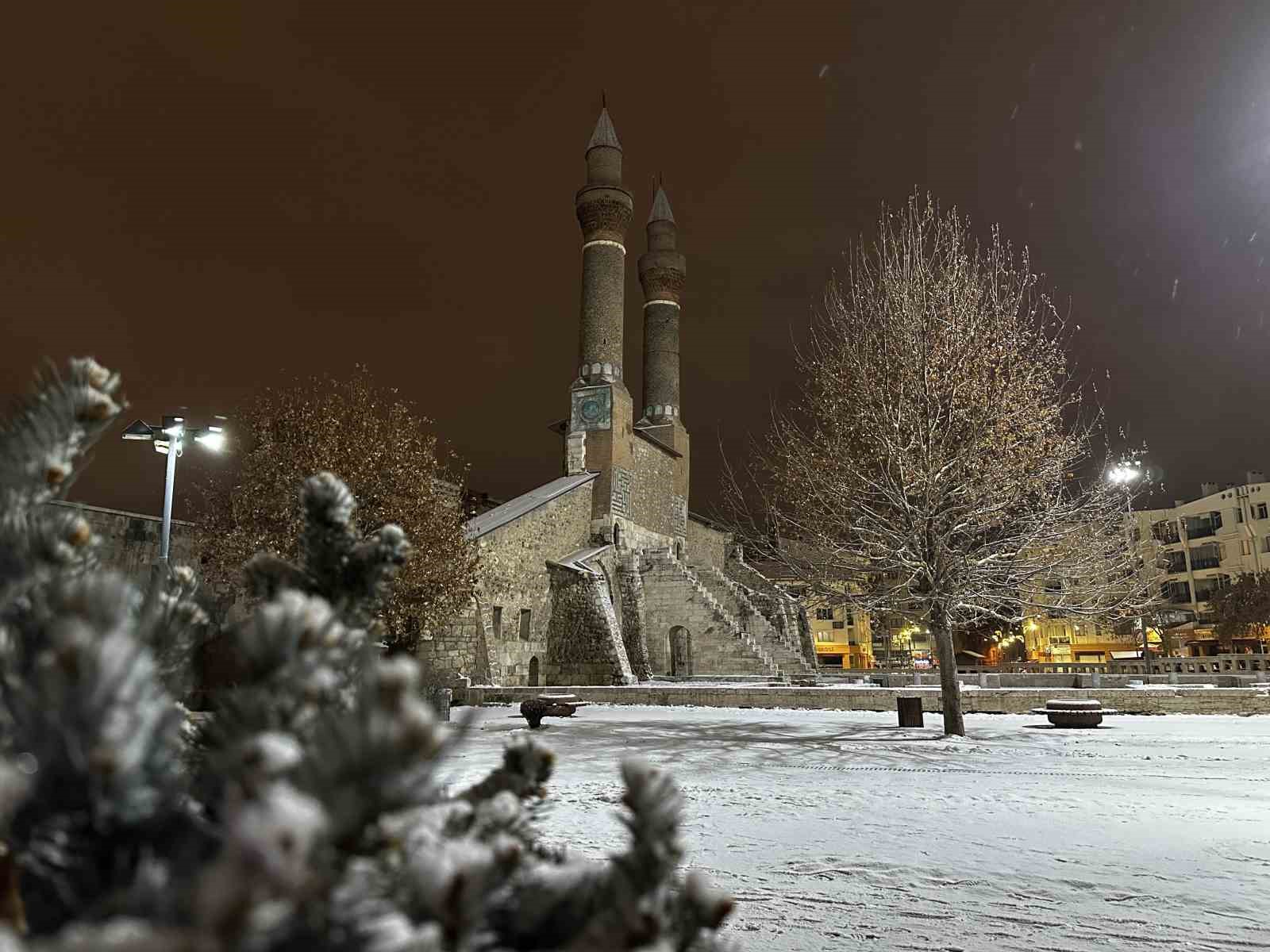 En uzun gecede masalsı görüntüler: Sivas beyaza büründü
