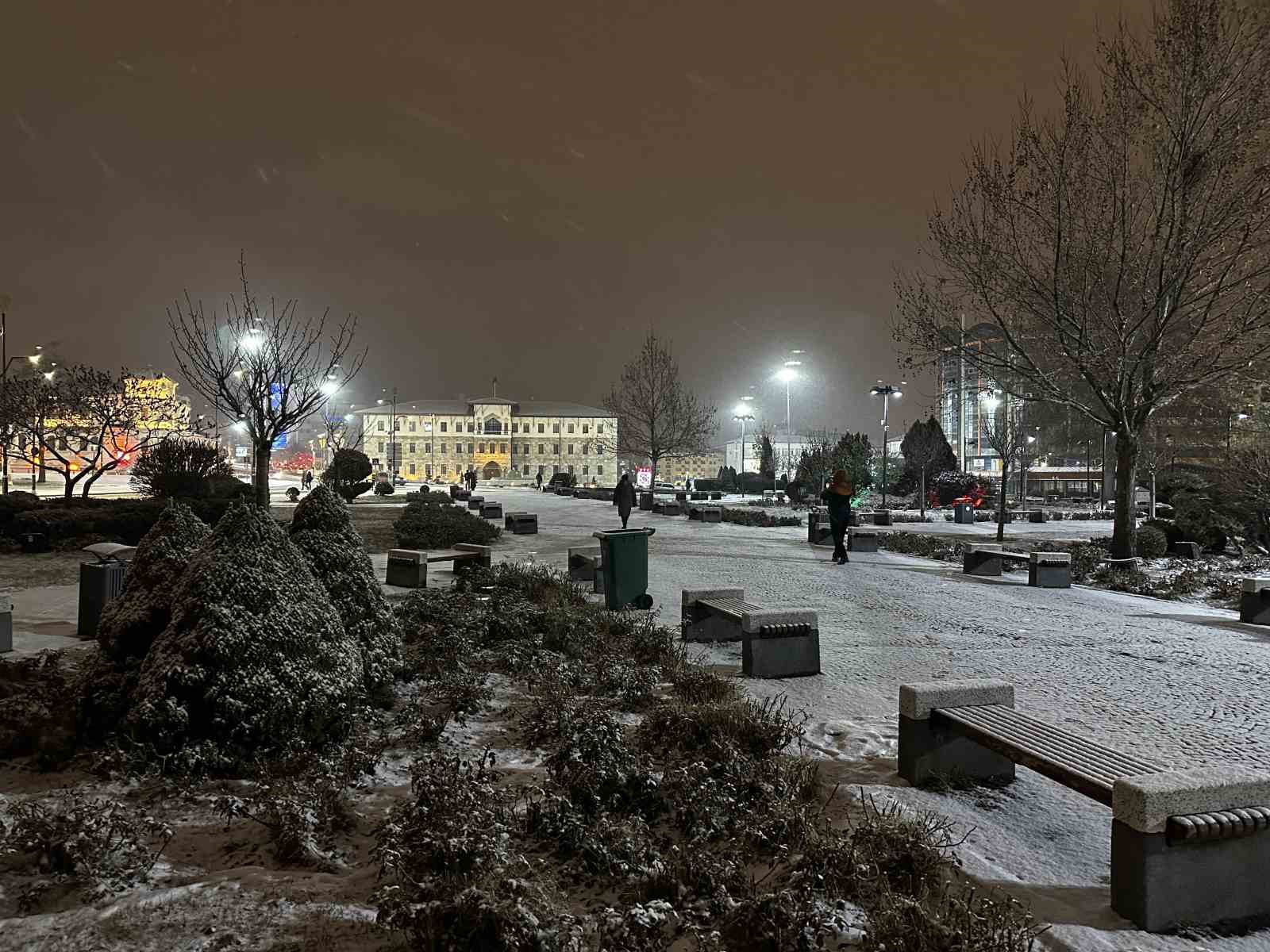 En uzun gecede masalsı görüntüler: Sivas beyaza büründü
