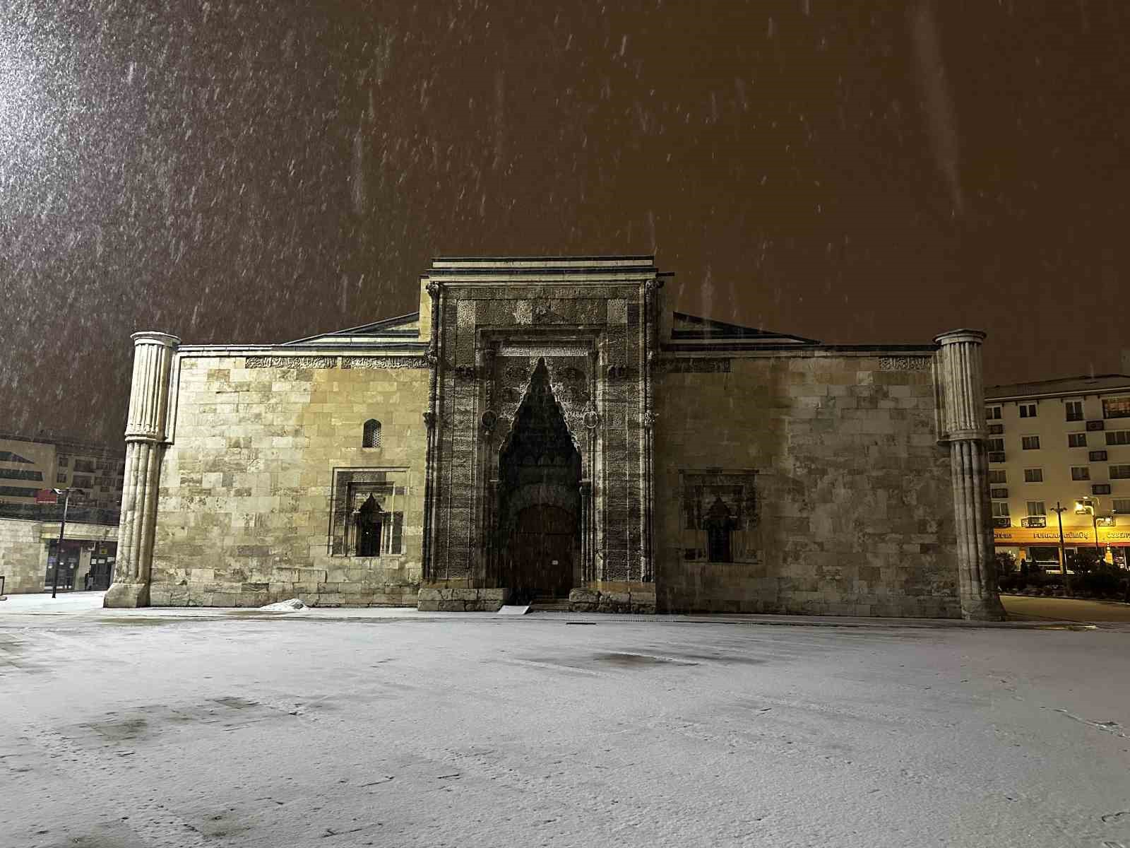 En uzun gecede masalsı görüntüler: Sivas beyaza büründü
