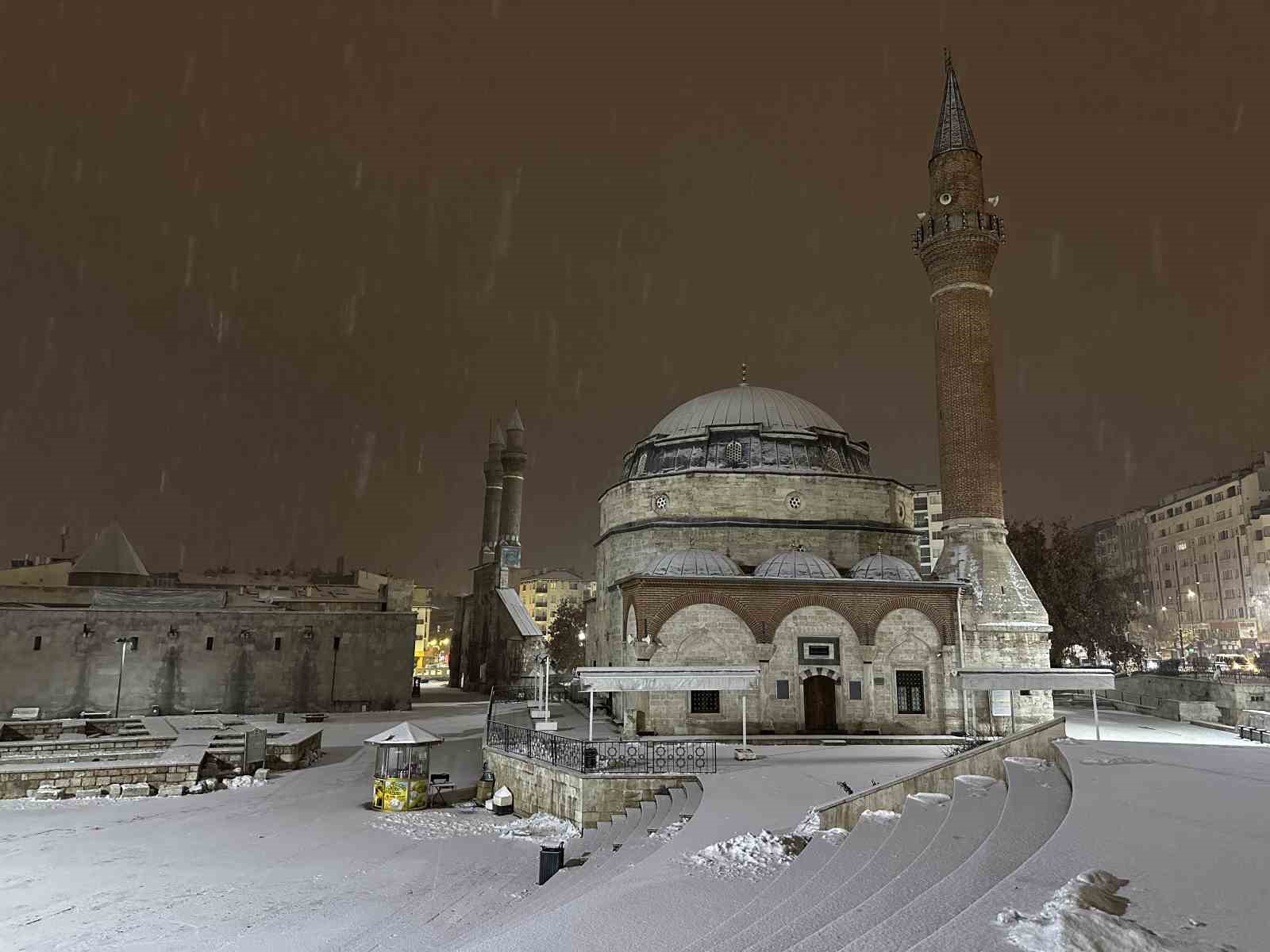 En uzun gecede masalsı görüntüler: Sivas beyaza büründü
