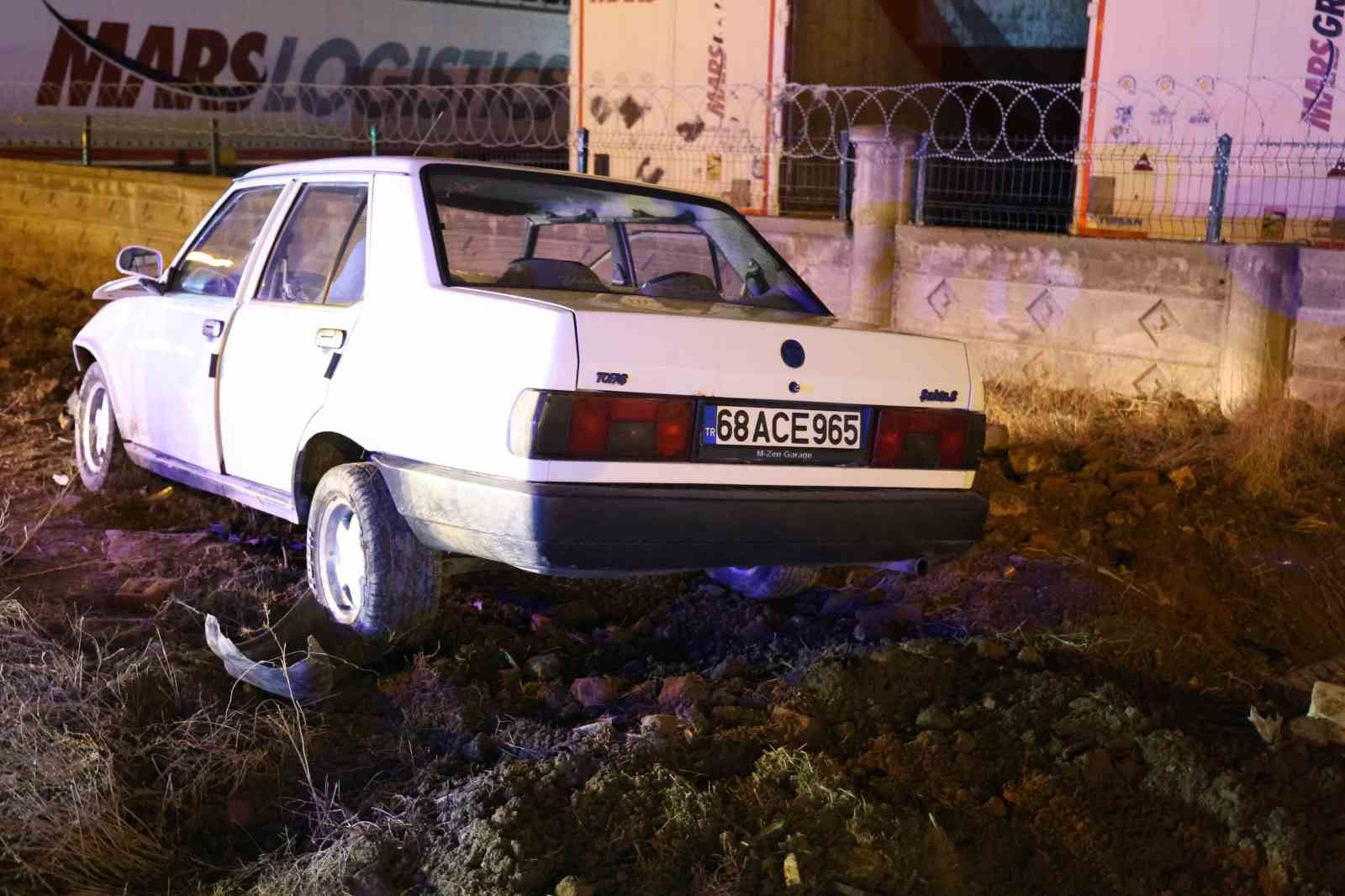 Yoldan çıkan Tofaş otomobil refüje girerek hurdaya döndü: 2 yaralı
