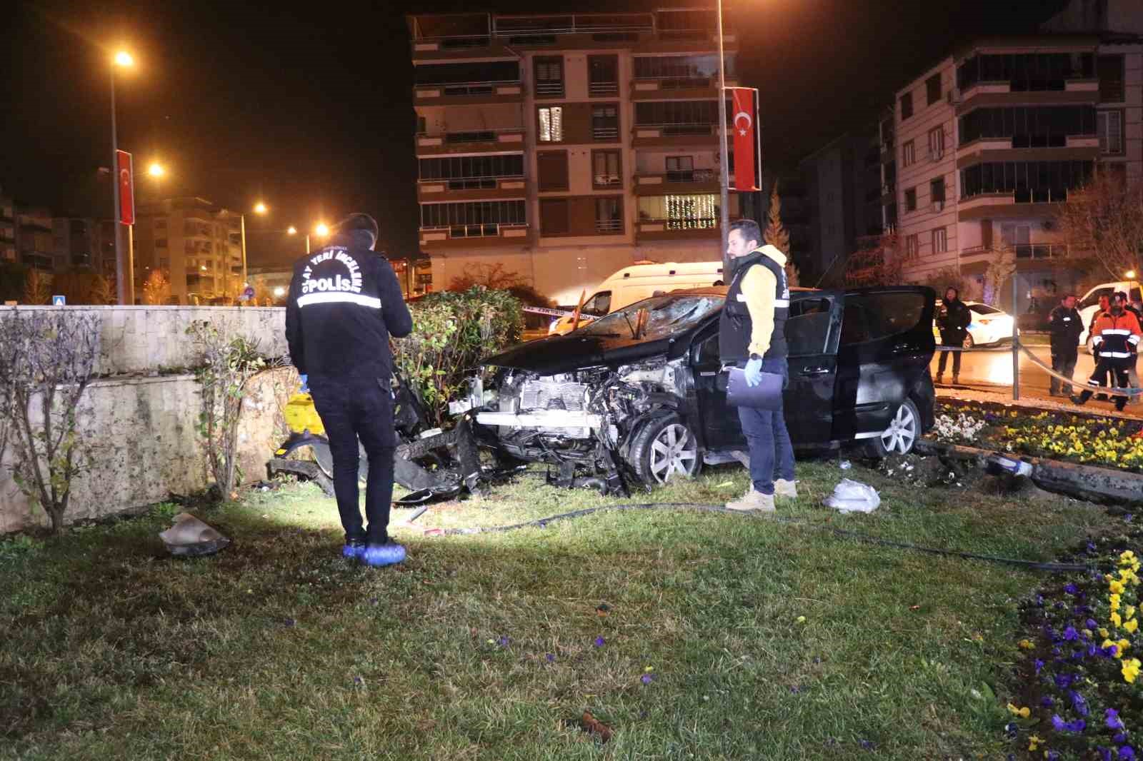 Kavşağa süratli giren otomobil anıt duvarına çarptı: 1 ölü, 1 ağır yaralı
