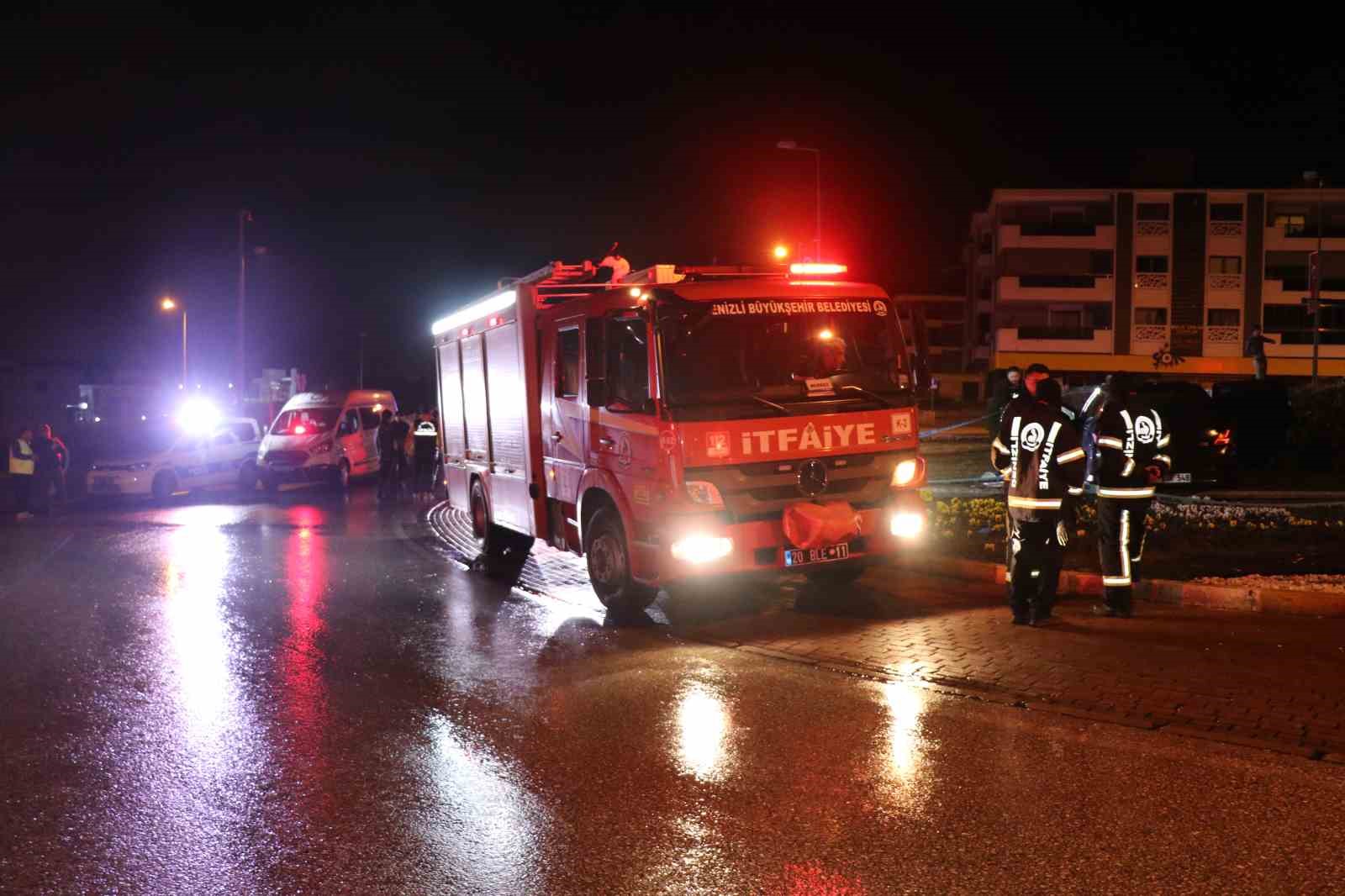 Kavşağa süratli giren otomobil anıt duvarına çarptı: 1 ölü, 1 ağır yaralı
