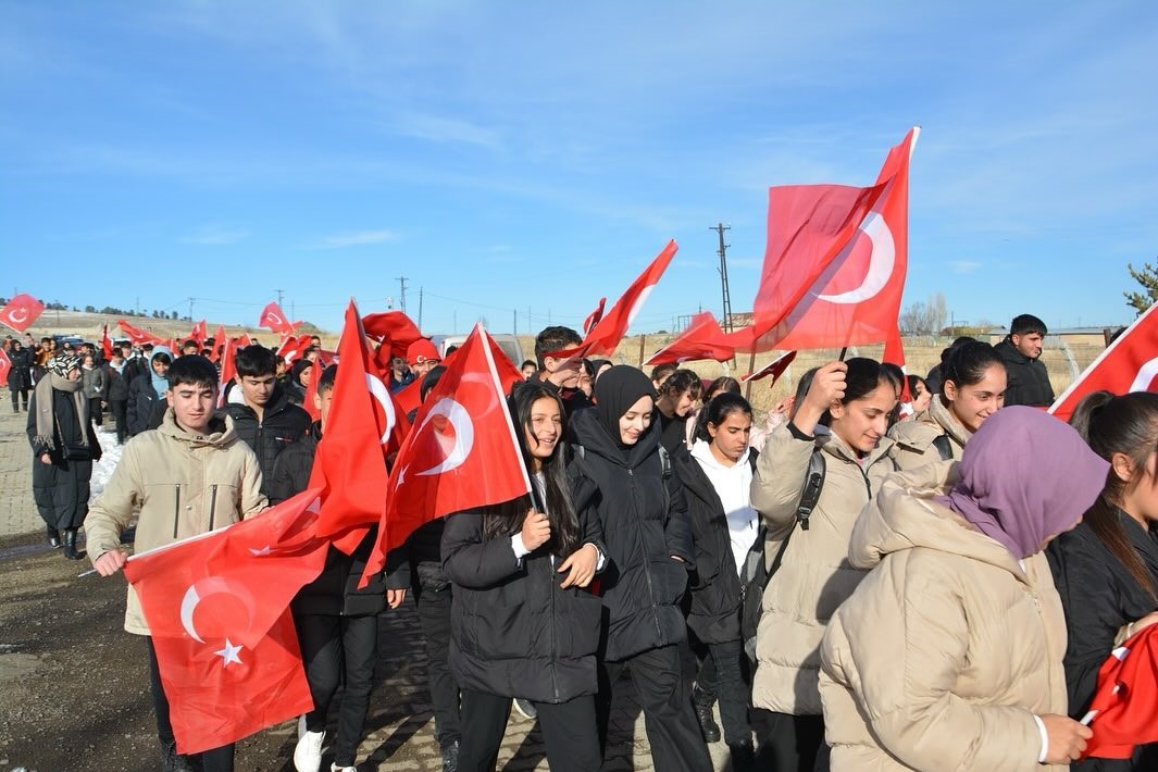 Öğrenciler Sarıkamış şehitlerine yürüdü
