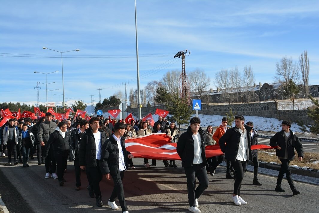 Öğrenciler Sarıkamış şehitlerine yürüdü
