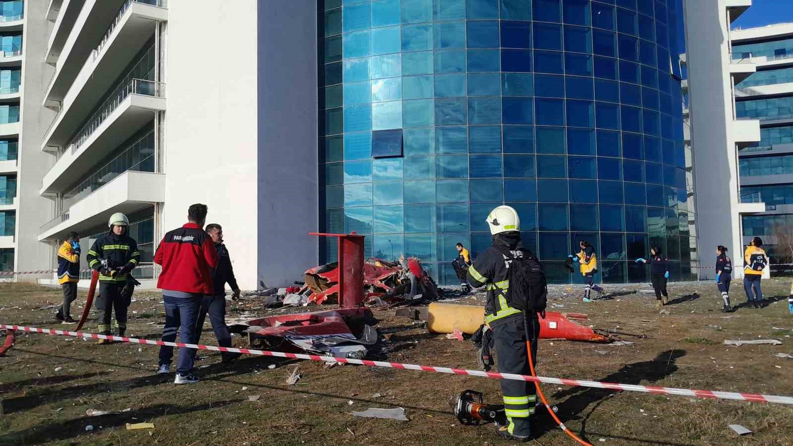 Yoğun sis nedeniyle binaya çarpan ambulans helikopter düştü: 4 ölü
