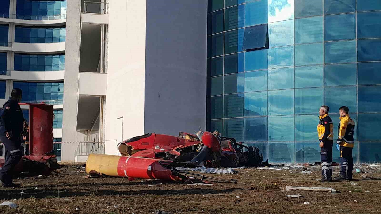 Yoğun sis nedeniyle binaya çarpan ambulans helikopter düştü: 4 ölü
