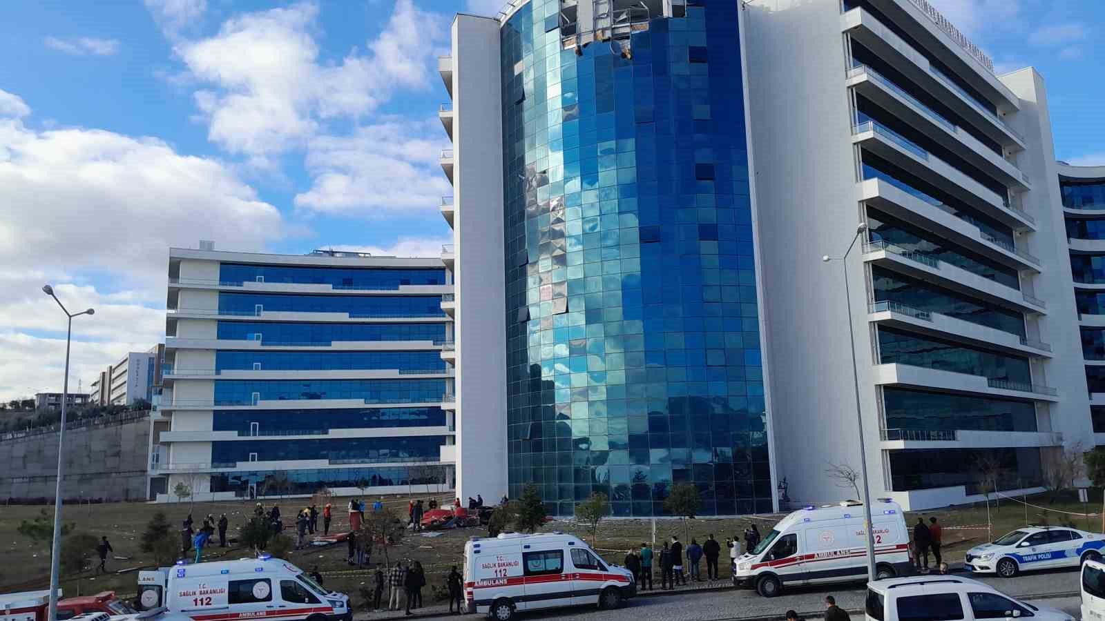 Yoğun sis nedeniyle binaya çarpan ambulans helikopter düştü: 4 ölü
