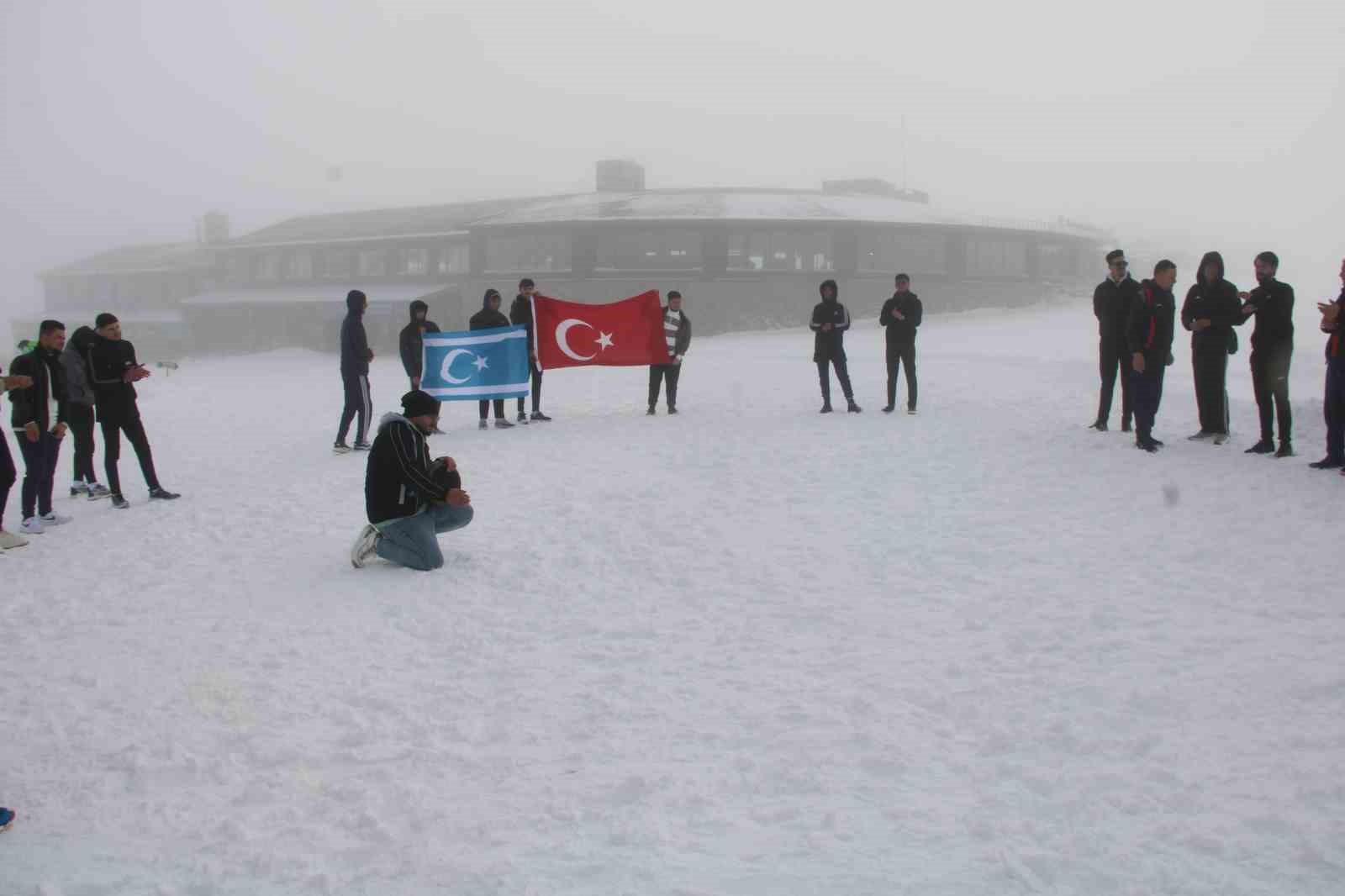 İlk defa kar gören Türkmenler gönüllerince eğlendi
