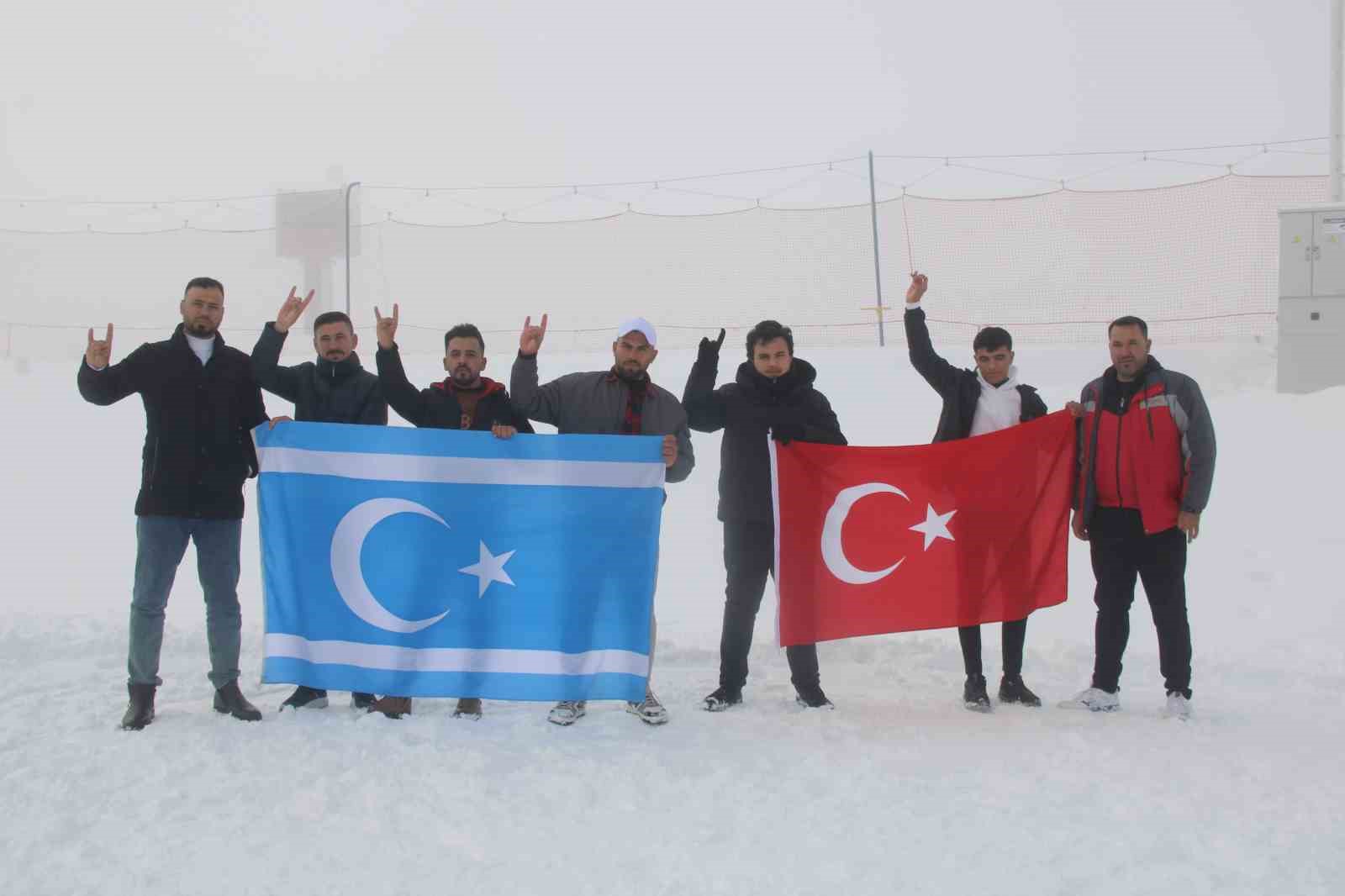 İlk defa kar gören Türkmenler gönüllerince eğlendi
