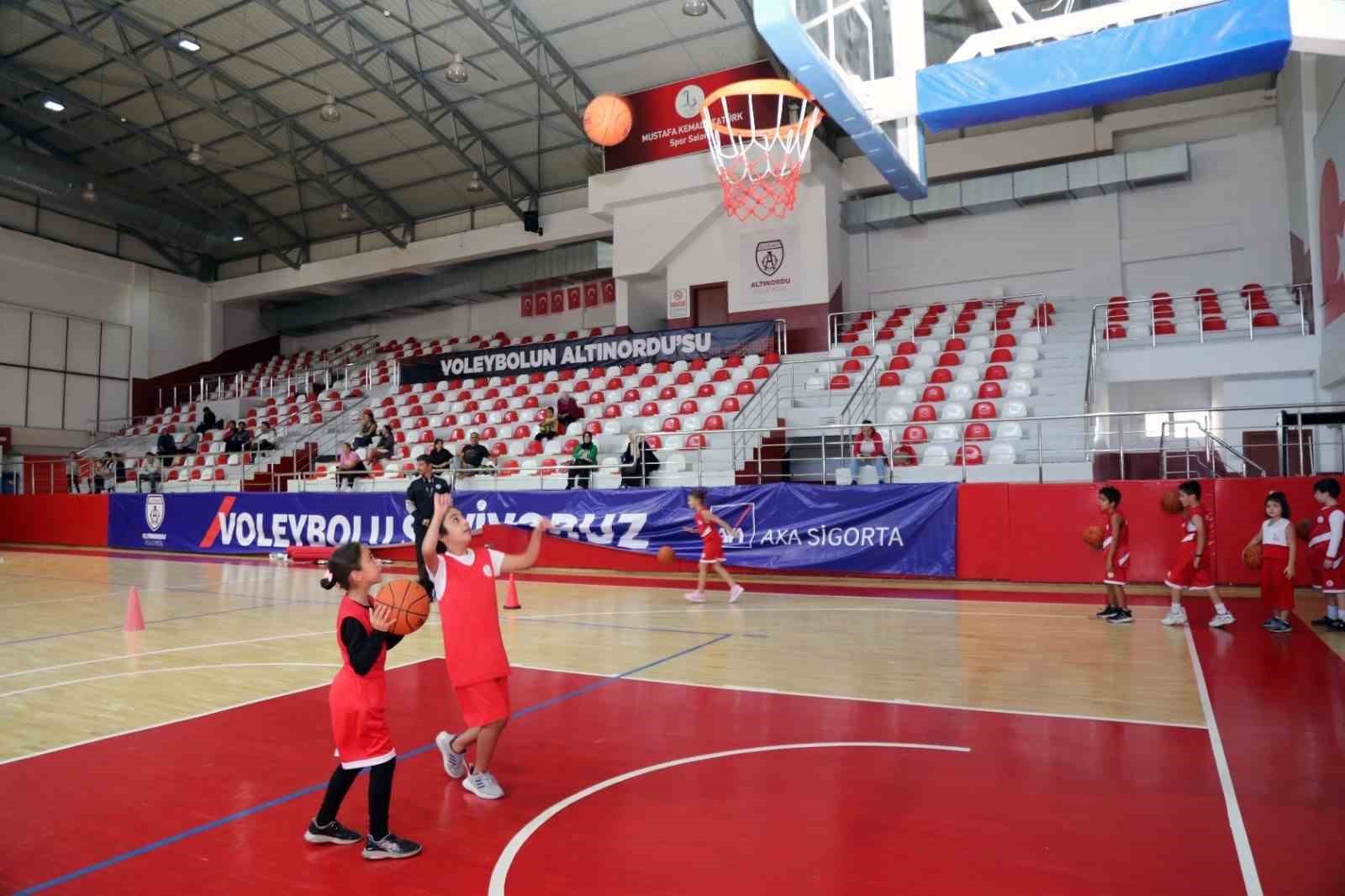 Bayraklı’da kış spor okullarına yoğun ilgi
