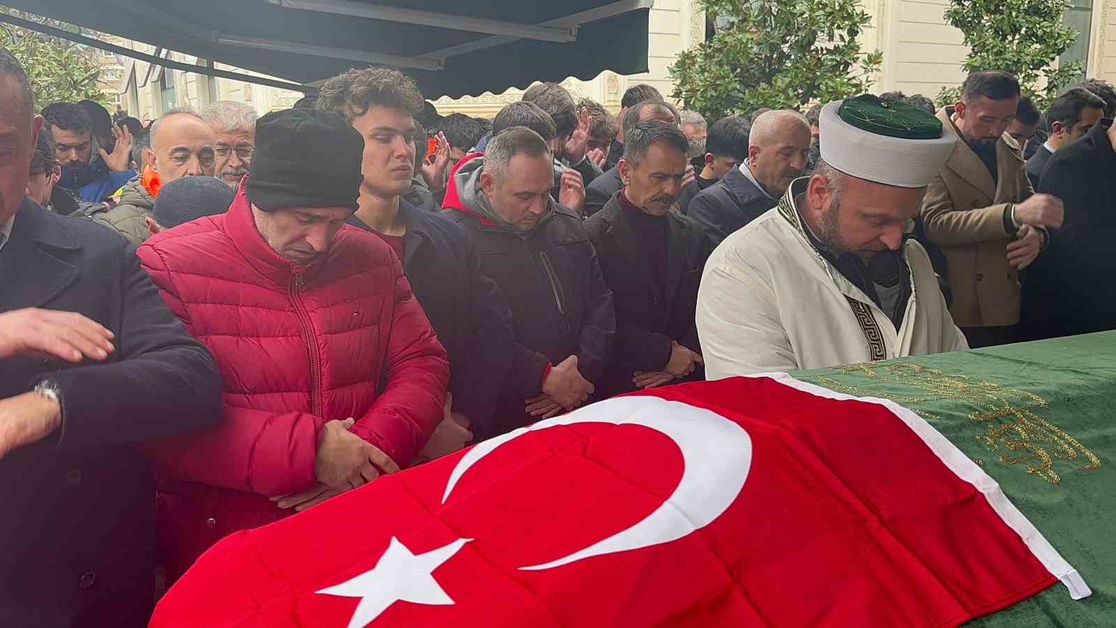 Çığ altında kalan milli judocunun ikizi tabutun yanından bir an olsun ayrılmadı
