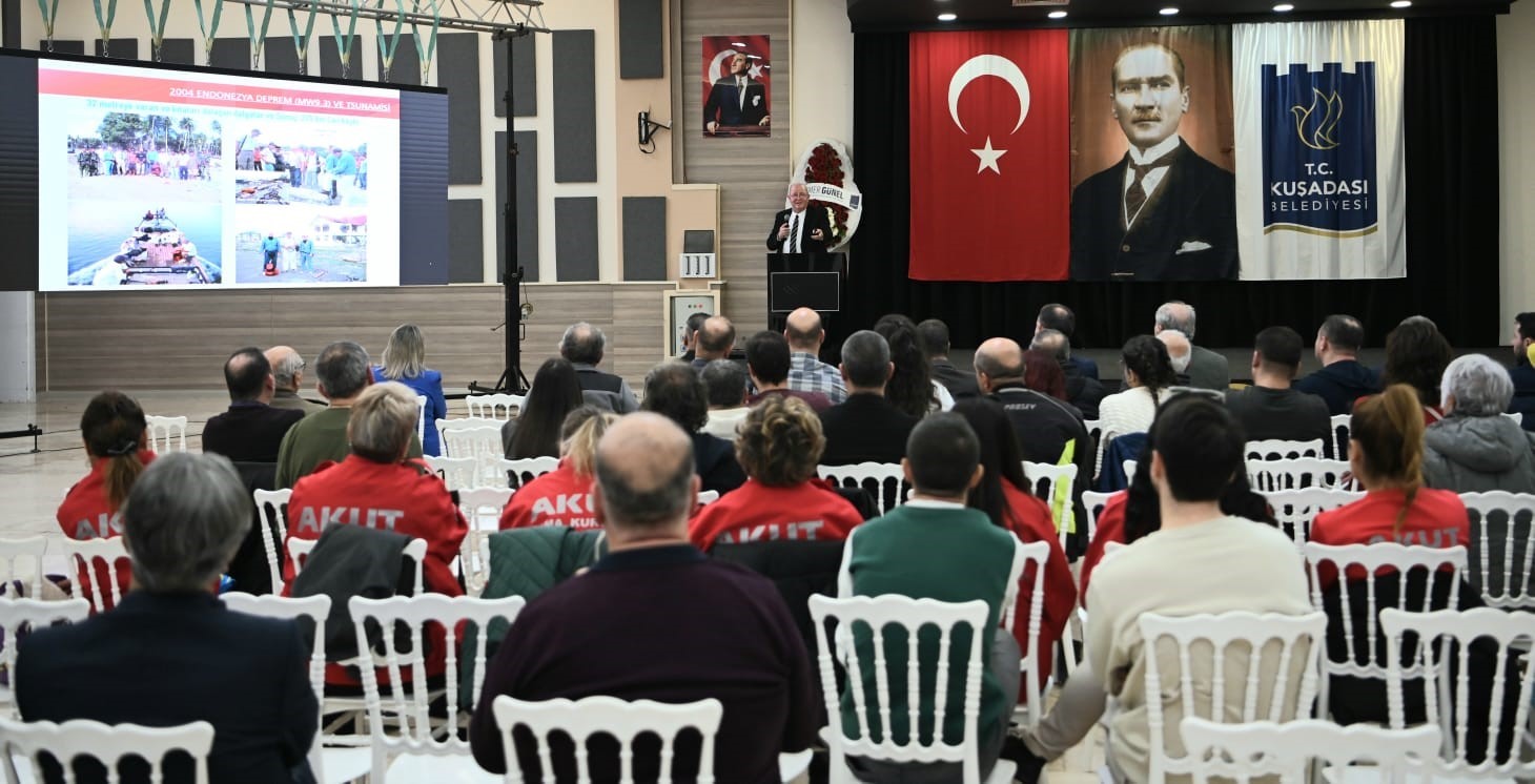 Kuşadası’nda deprem paneli düzenlendi
