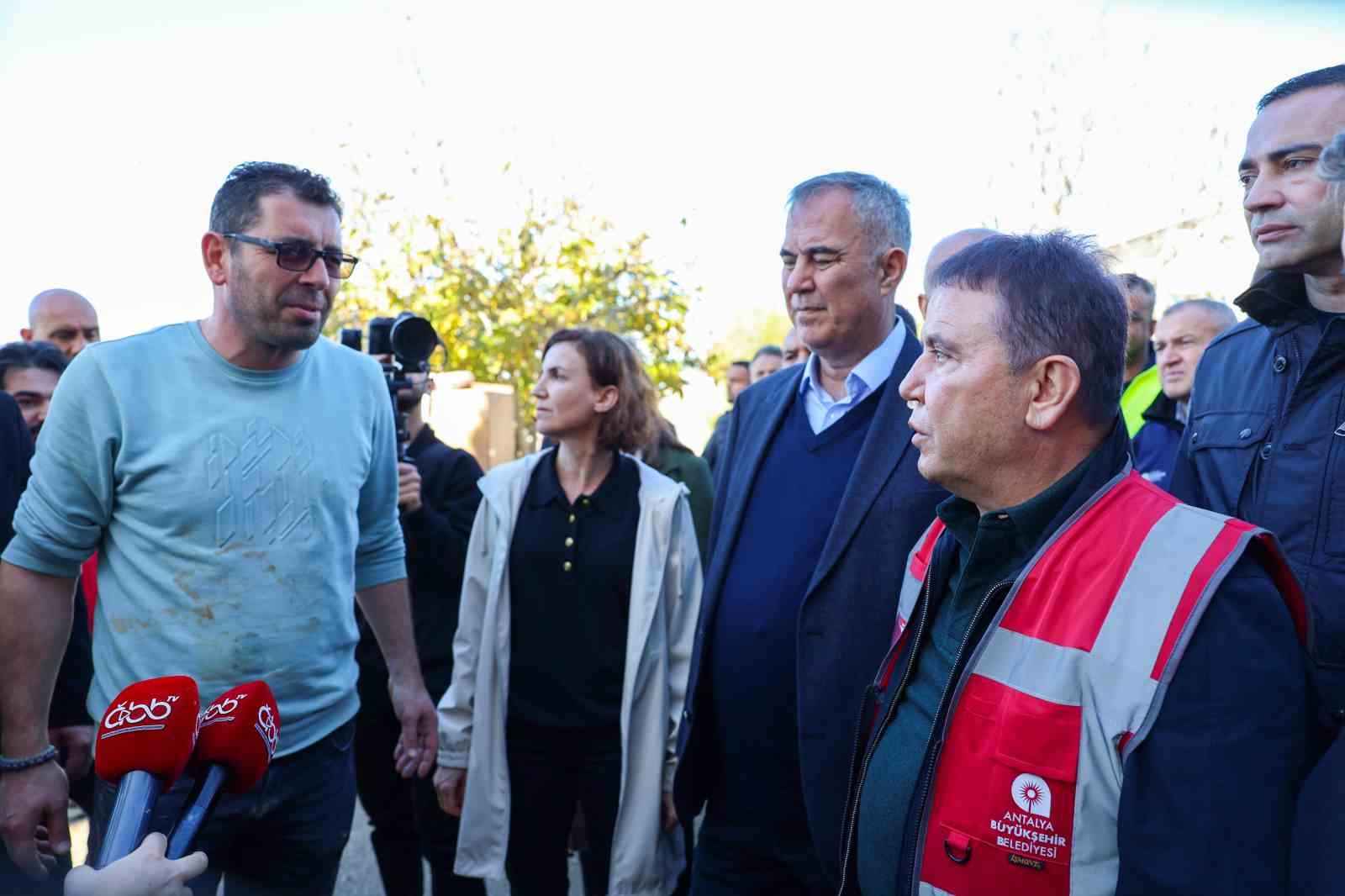 Antalya Büyükşehir Belediye Başkanı Muhittin Böcek’ten Manavgat’a geçmiş olsun ziyareti
