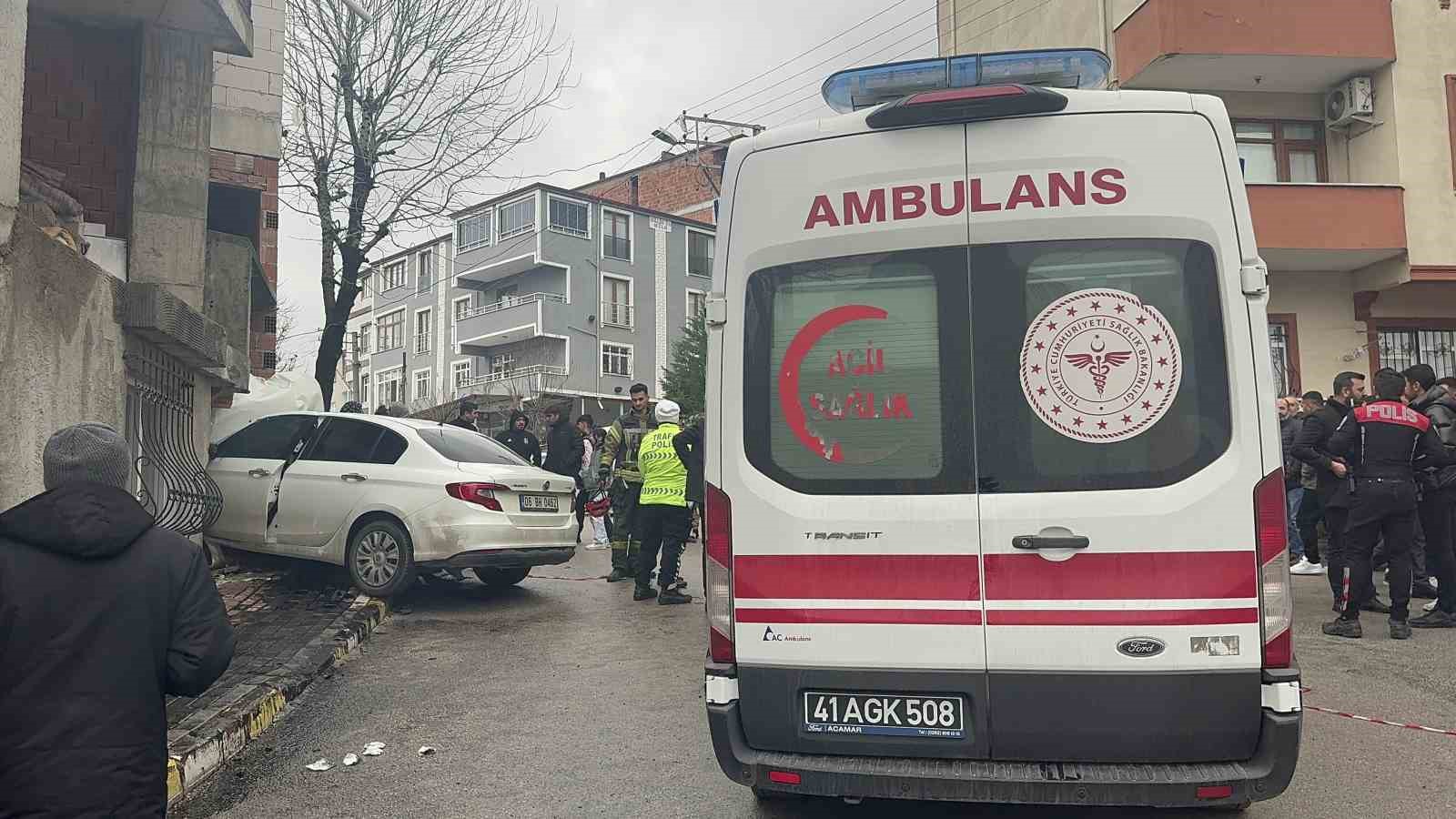 Freni boşalan otomobil binanın duvarına çarptı: 2’si ağır 4 yaralı
