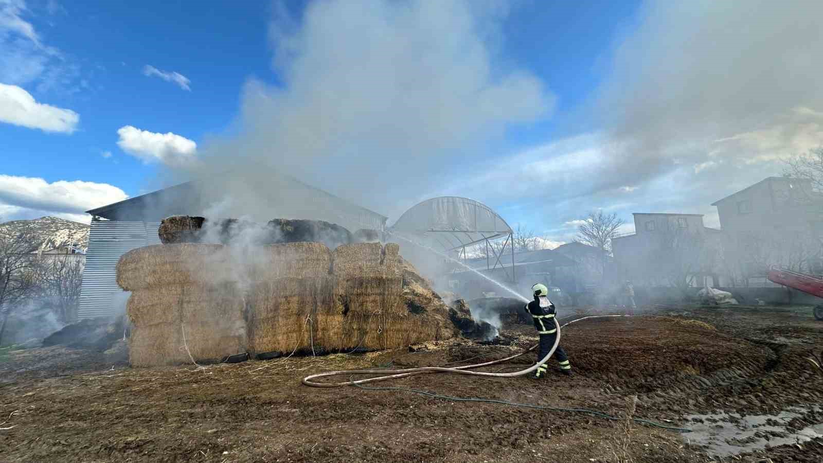 Burdur’da çıkan yangında 80 adet saman balyası kül oldu
