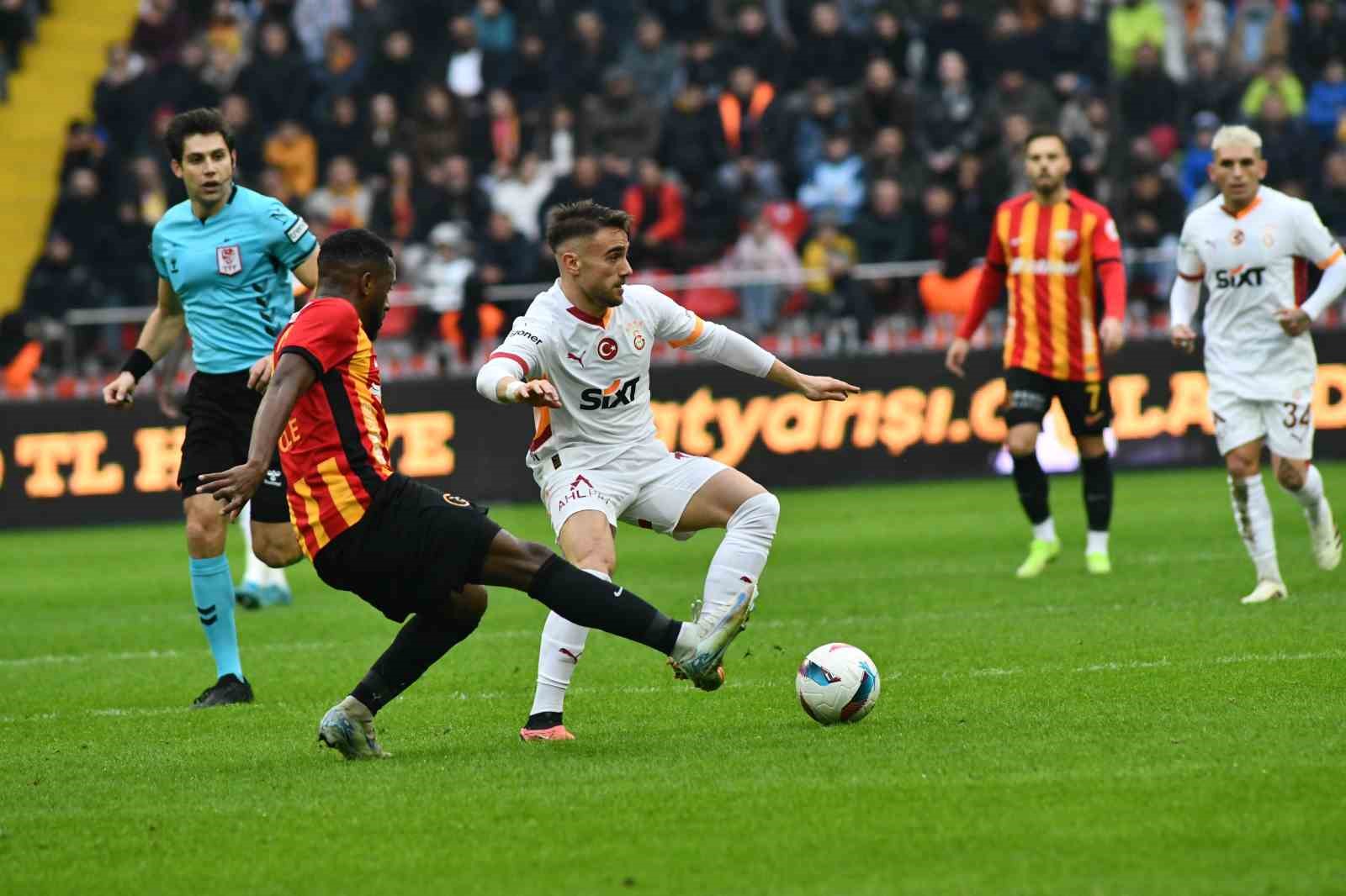 Trendyol Süper Lig: Kayserispor: 1 - Galatasaray: 2 (İlk yarı)
